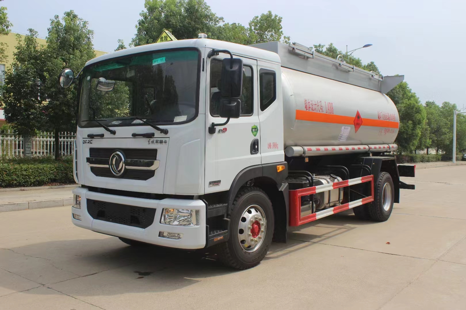 東風D9國六甲醇罐式車