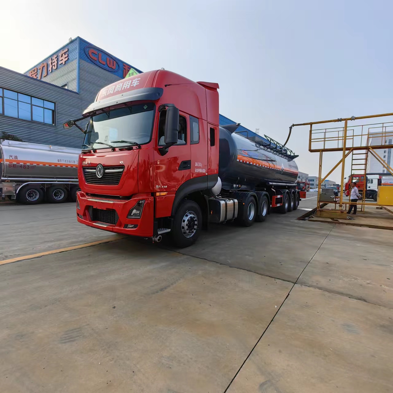 東風天龍高頂雙臥半掛腐蝕品運輸車