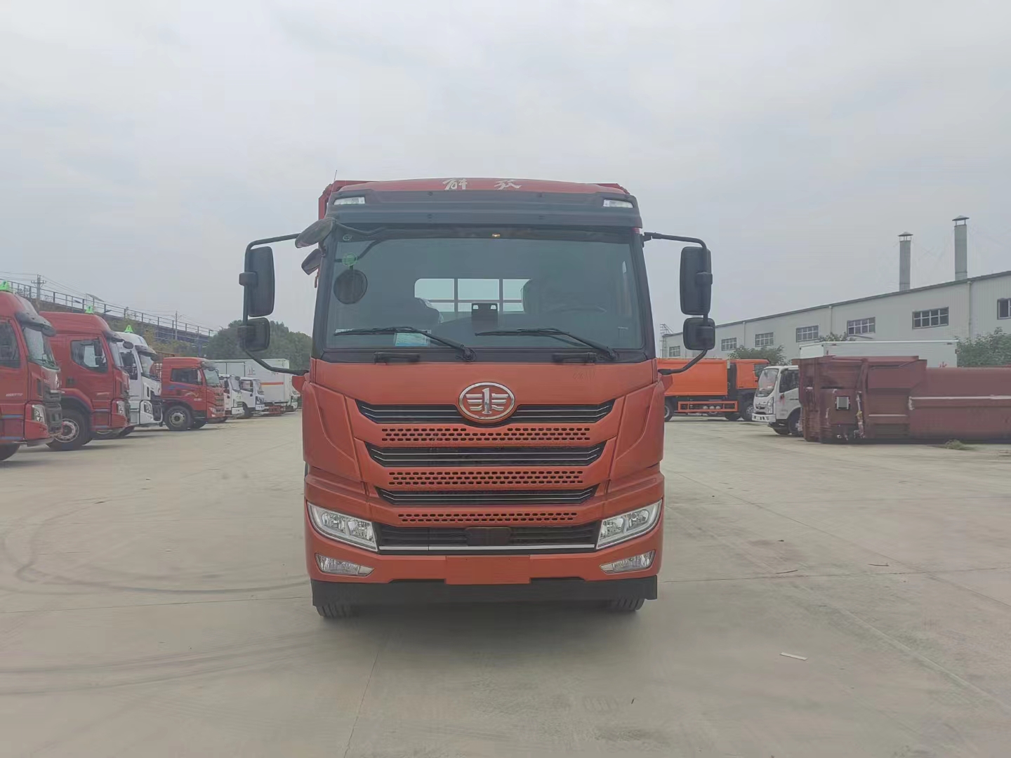 新款車型推薦——解放龍V國六6.8米氣瓶運(yùn)輸車