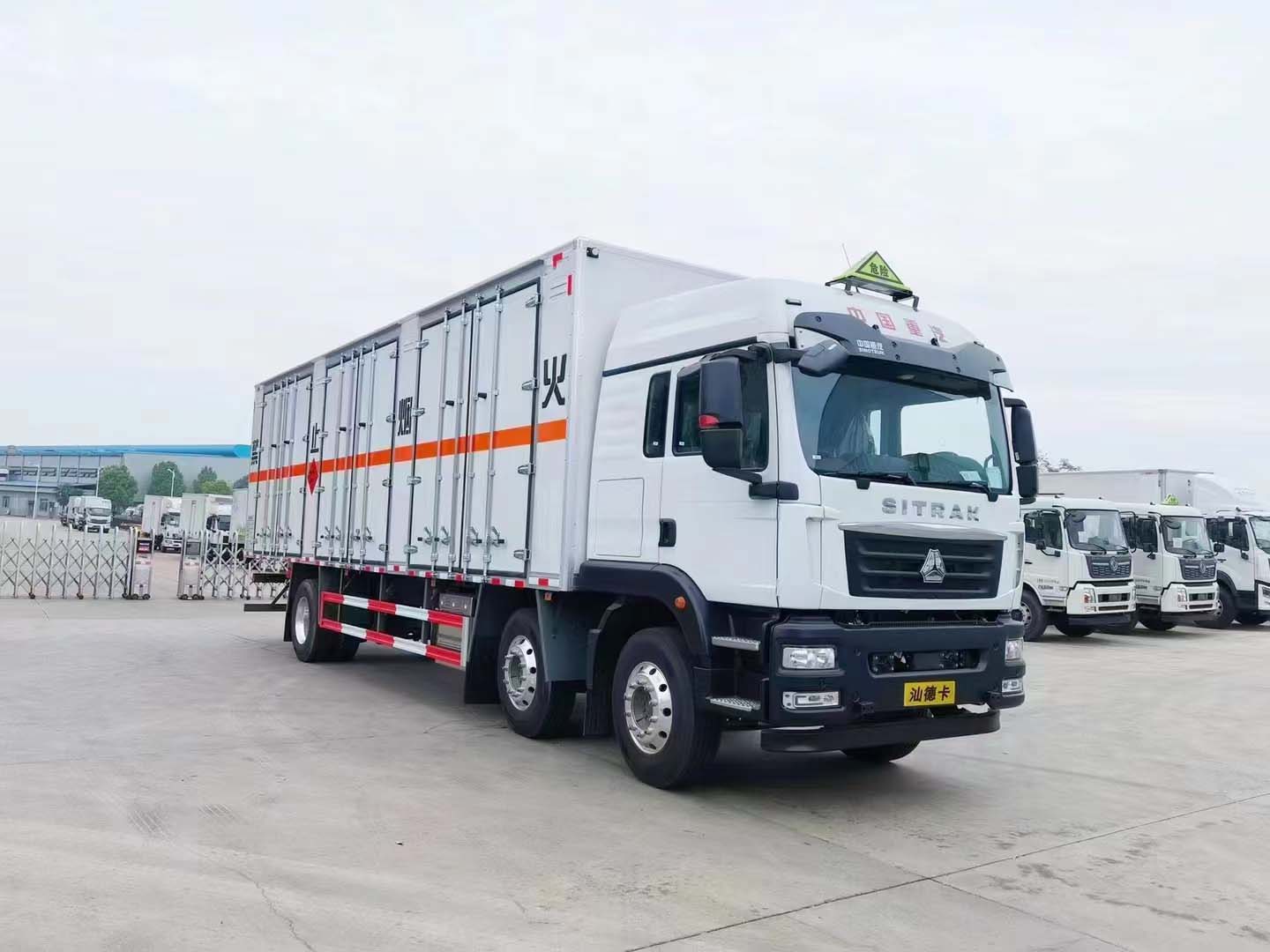 重汽汕德卡三軸高頂雙臥爆破器材運(yùn)輸車