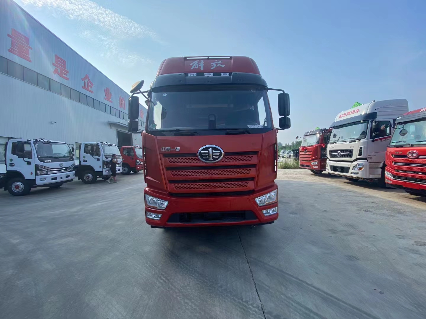 解放單橋高頂雙臥瓦楞板危險(xiǎn)品車