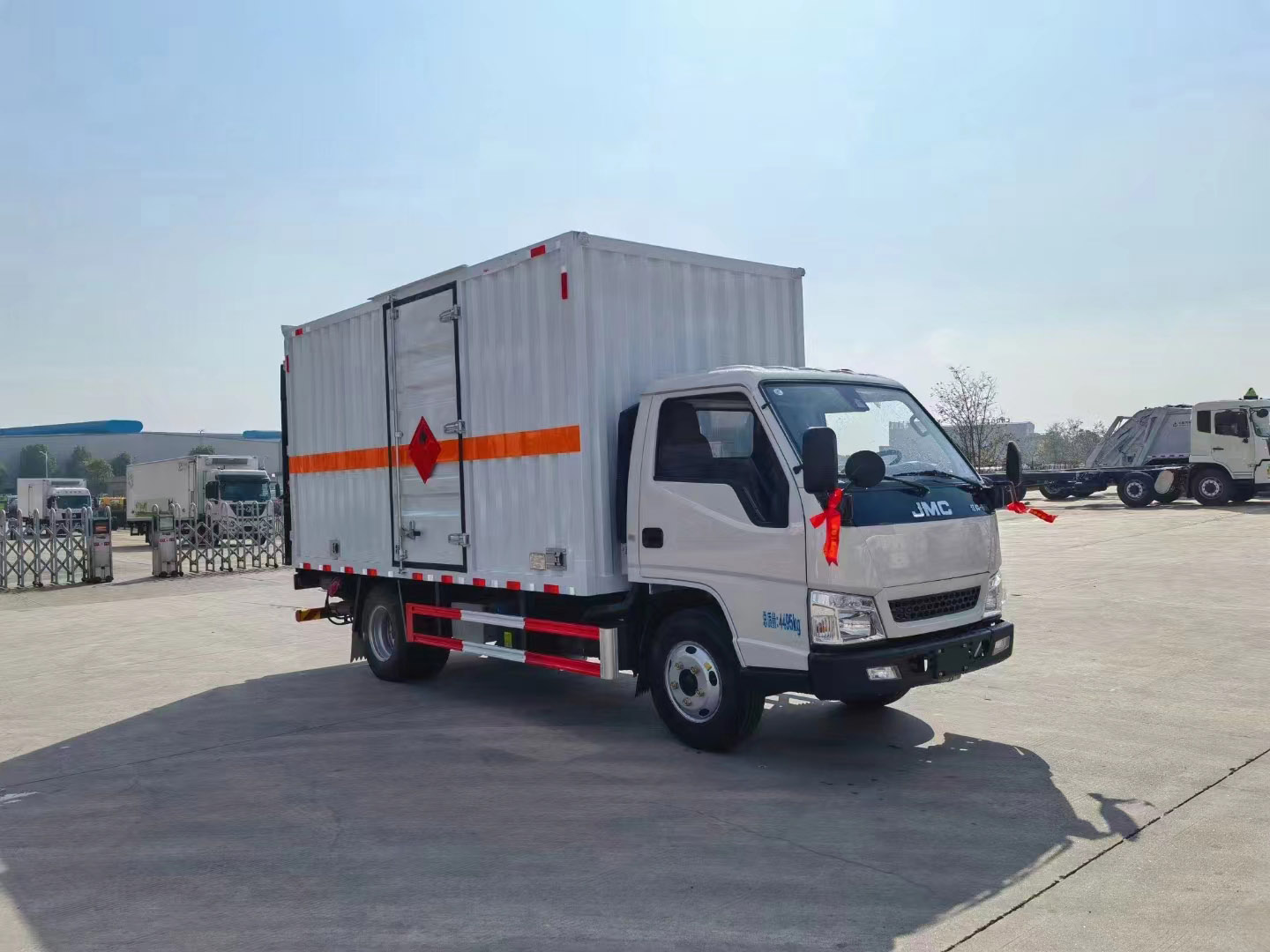 江鈴國六帶液壓尾板瓦楞板危險品車