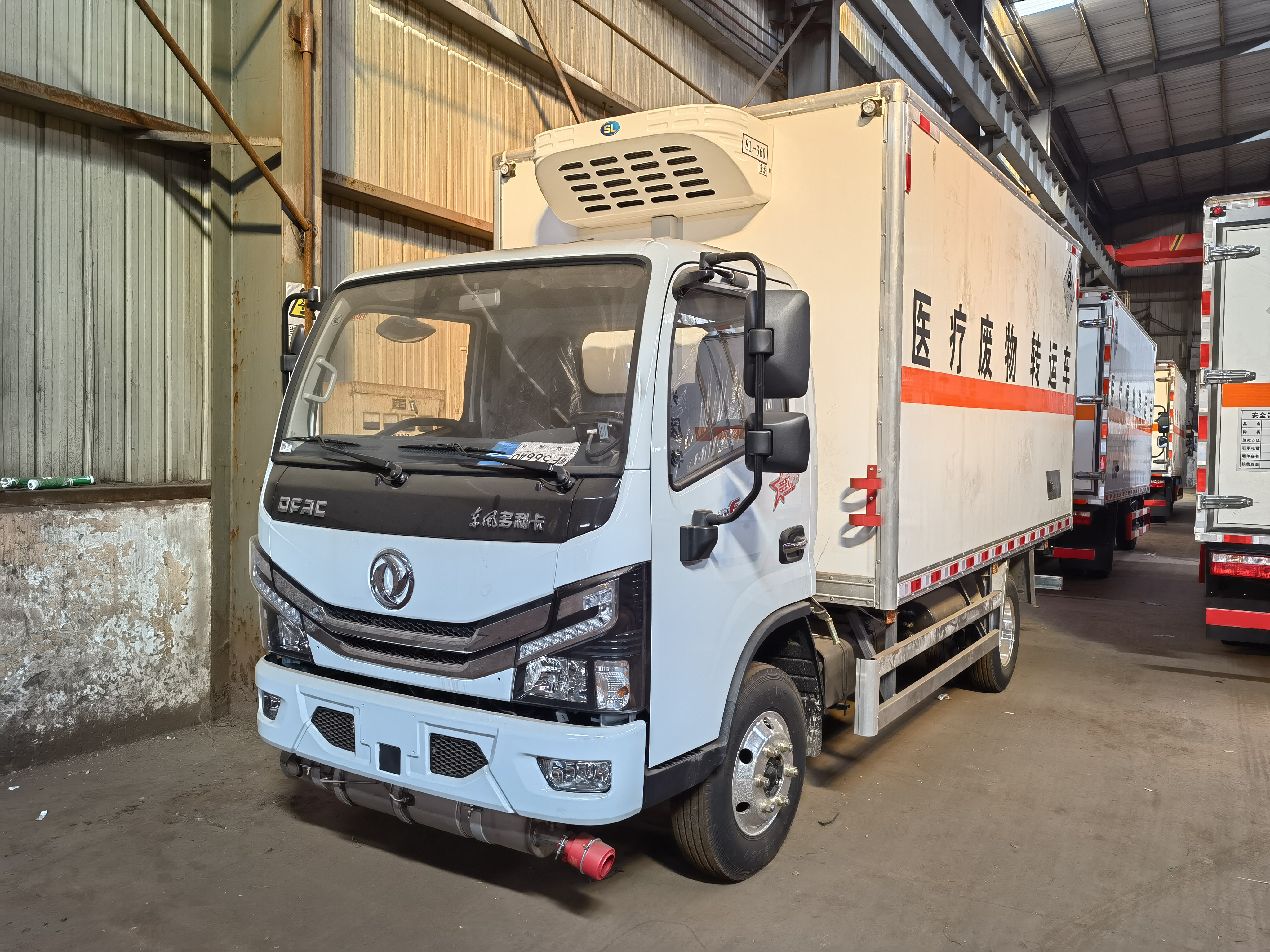 東風帶液壓尾板藍牌醫療廢物轉運車