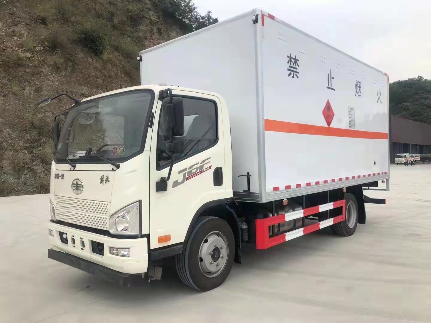 解放J6F國六易燃氣體廂式運輸車