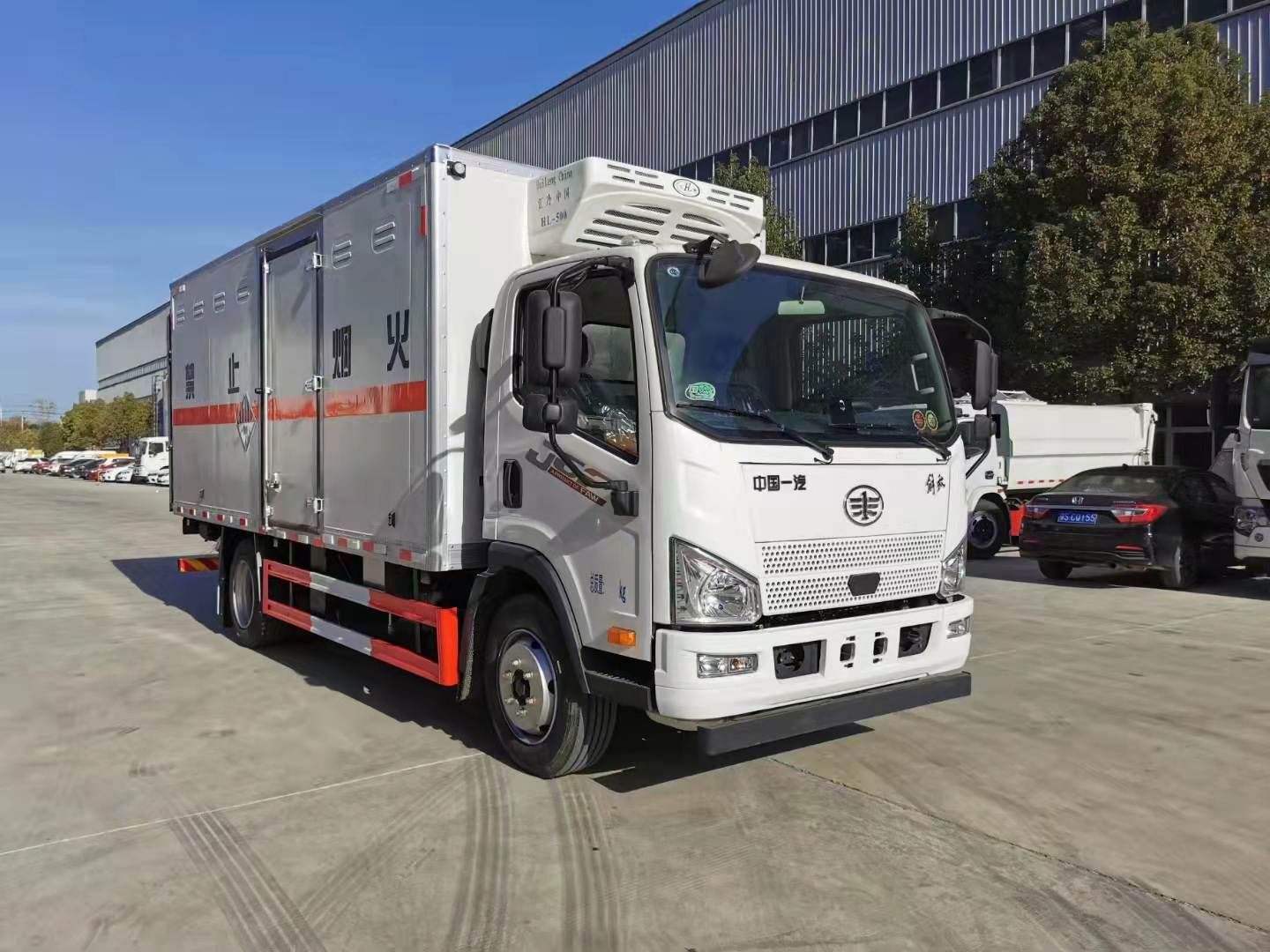 解放J6F國六雜項帶制冷機組危險品車