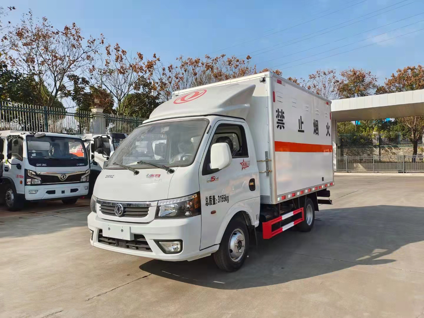 東風途逸國六汽油帶雙開側(cè)門危險品車