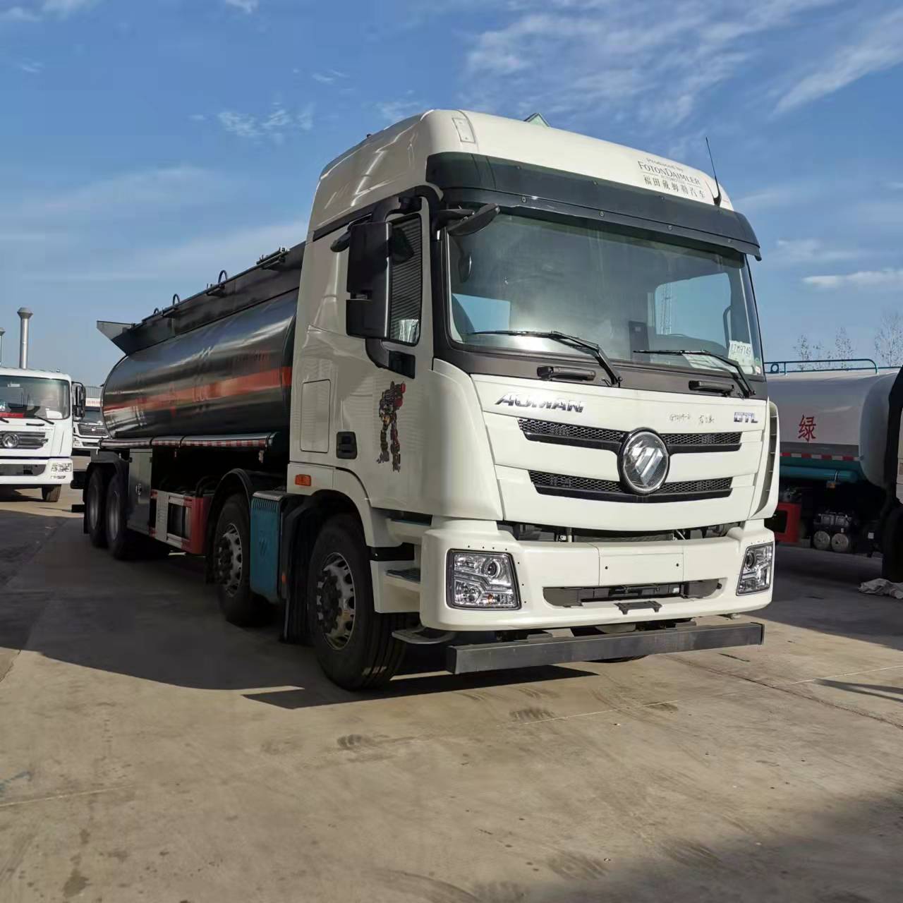 福田歐曼前四后八國六腐蝕品罐式運輸車