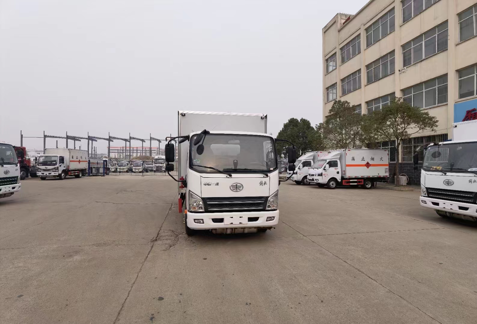 解放國(guó)六小黃牌4米2易燃?xì)怏w廂式運(yùn)輸車(chē)