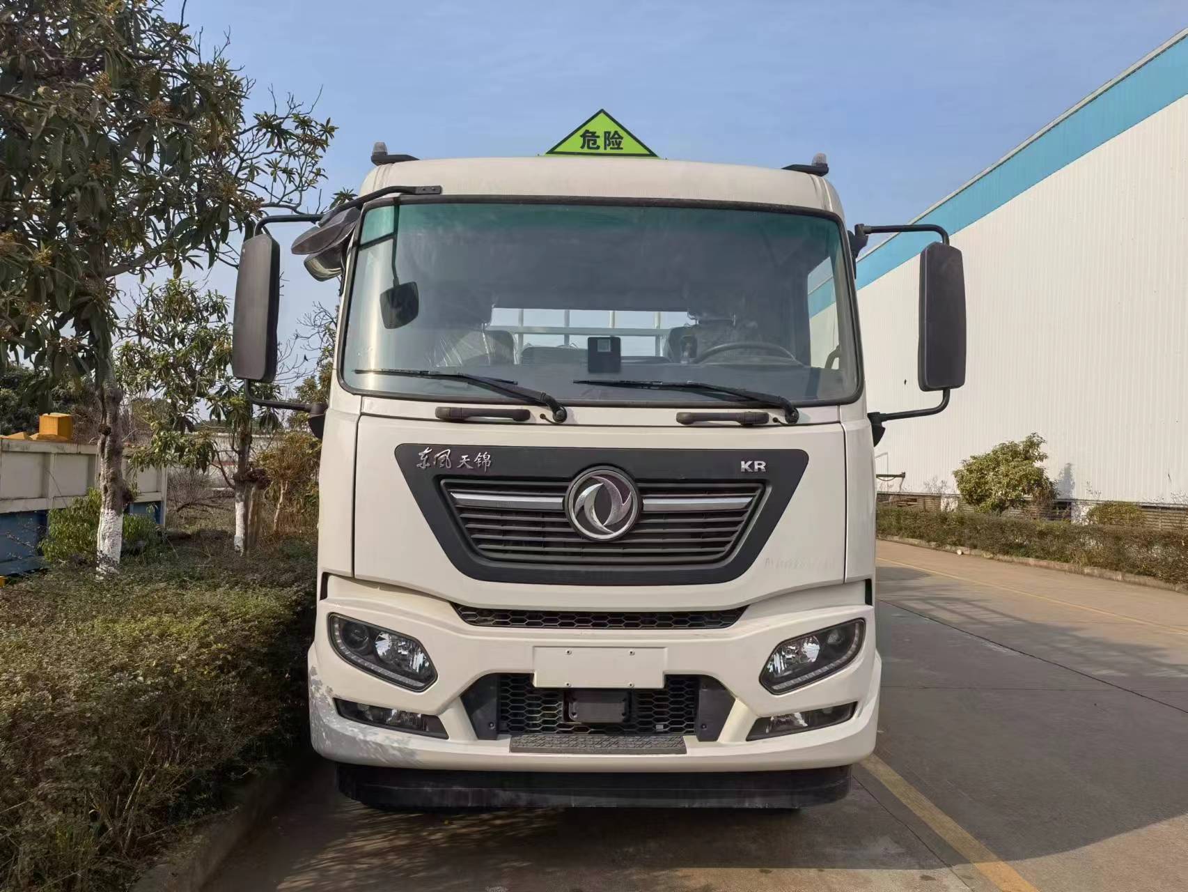 東風(fēng)天錦國(guó)六帶吊氣瓶車(chē)