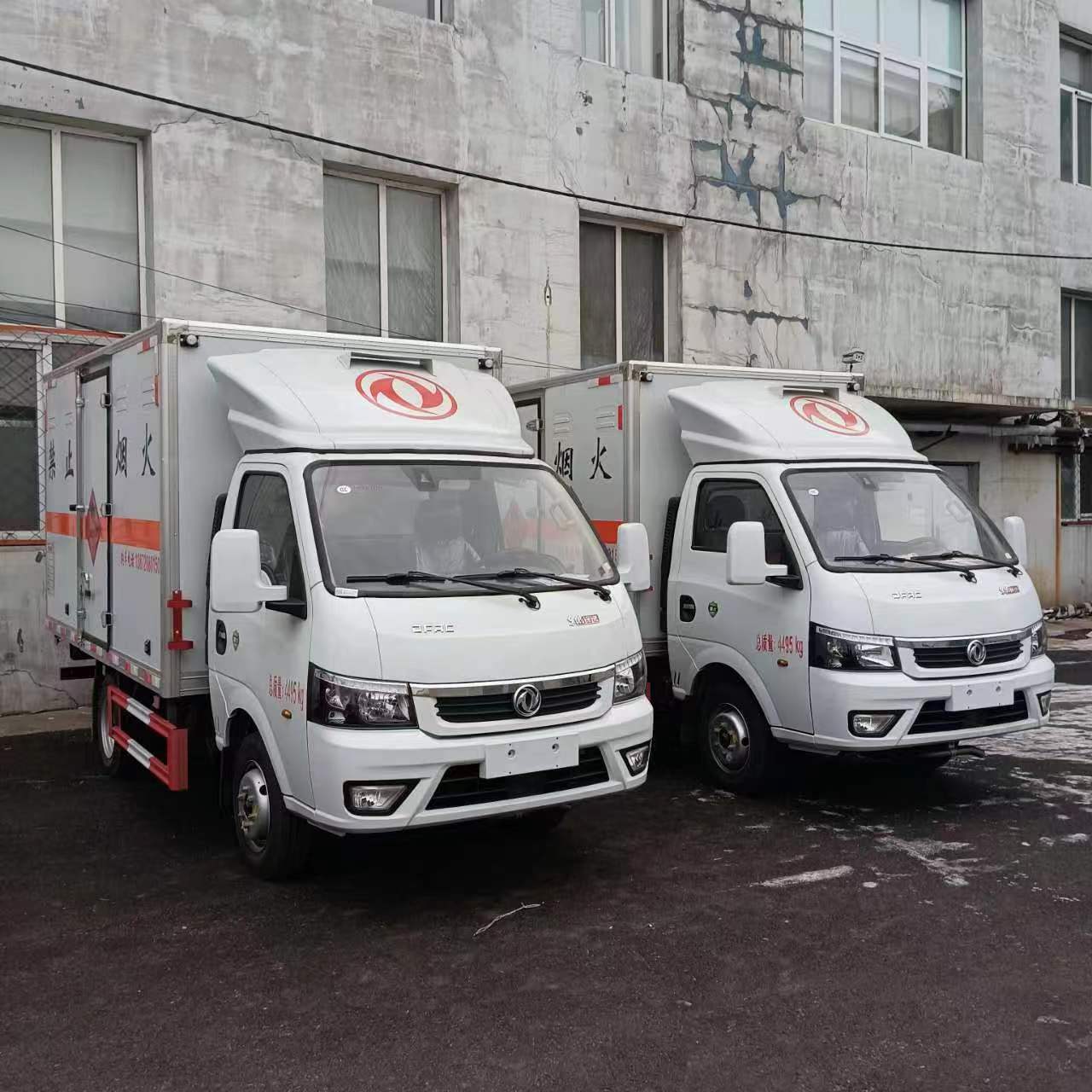 沈陽李總訂購2臺東風途逸易燃液體廂式運輸車