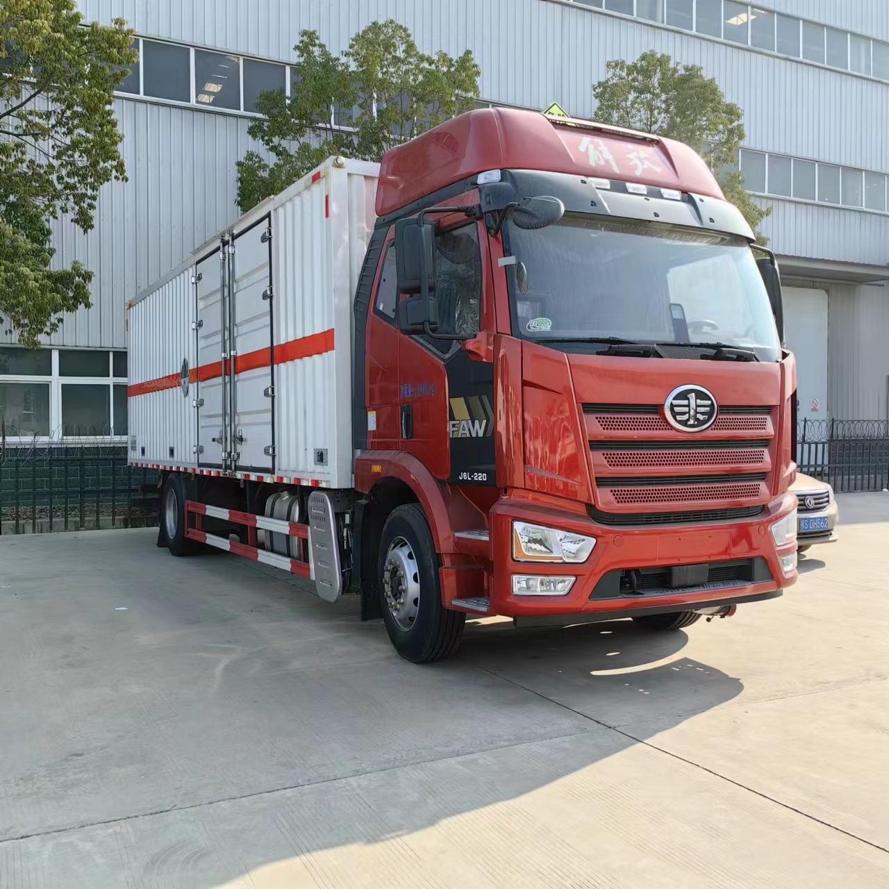 解放J6高頂雙臥單橋危險品車