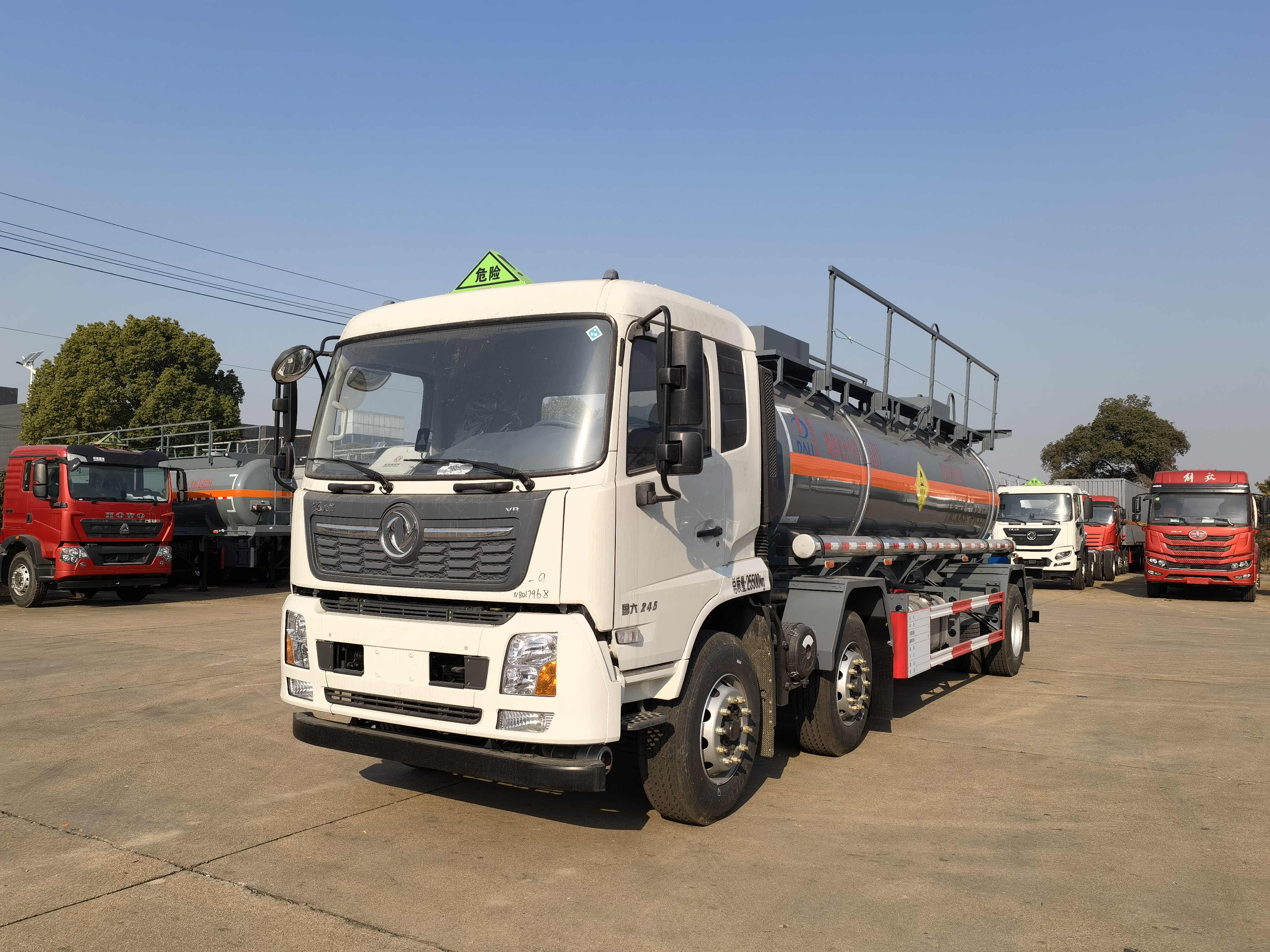 東風天錦三軸氧化性罐式運輸車