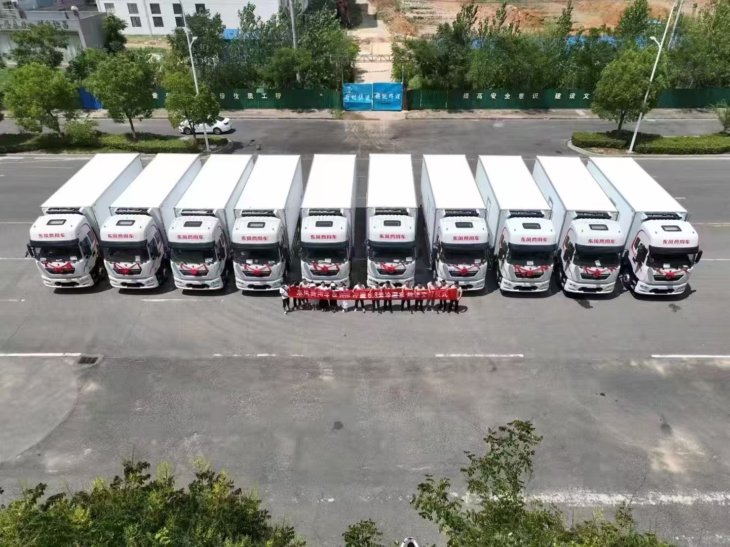 東風天錦KR Plus6.8米國六冷藏車批量發車