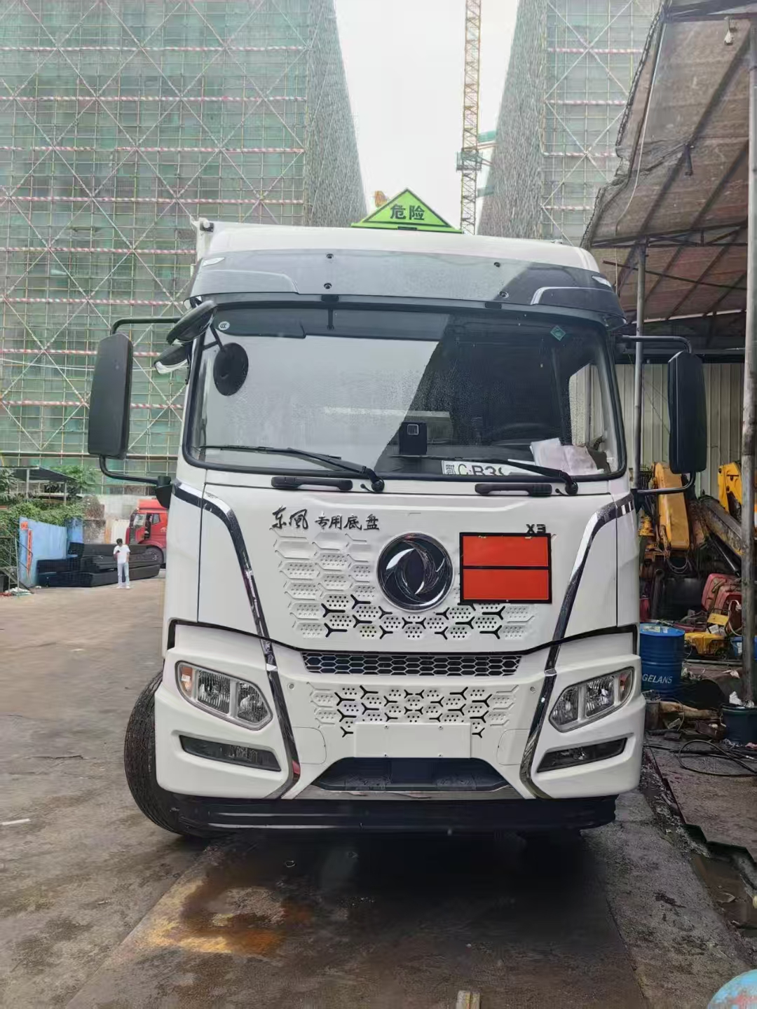 東風X3帶三開側門雜項危險品車