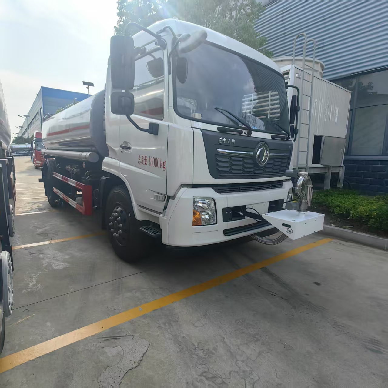 東風天錦帶前置高炮帶扇形噴水灑水車