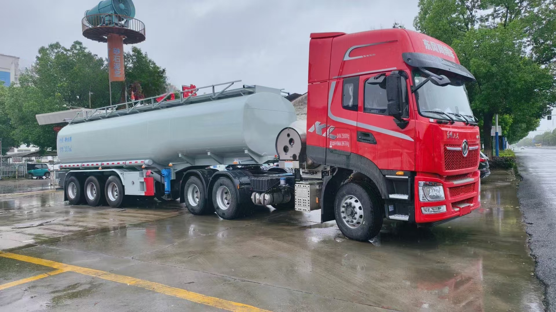 31方供液半掛車發(fā)車