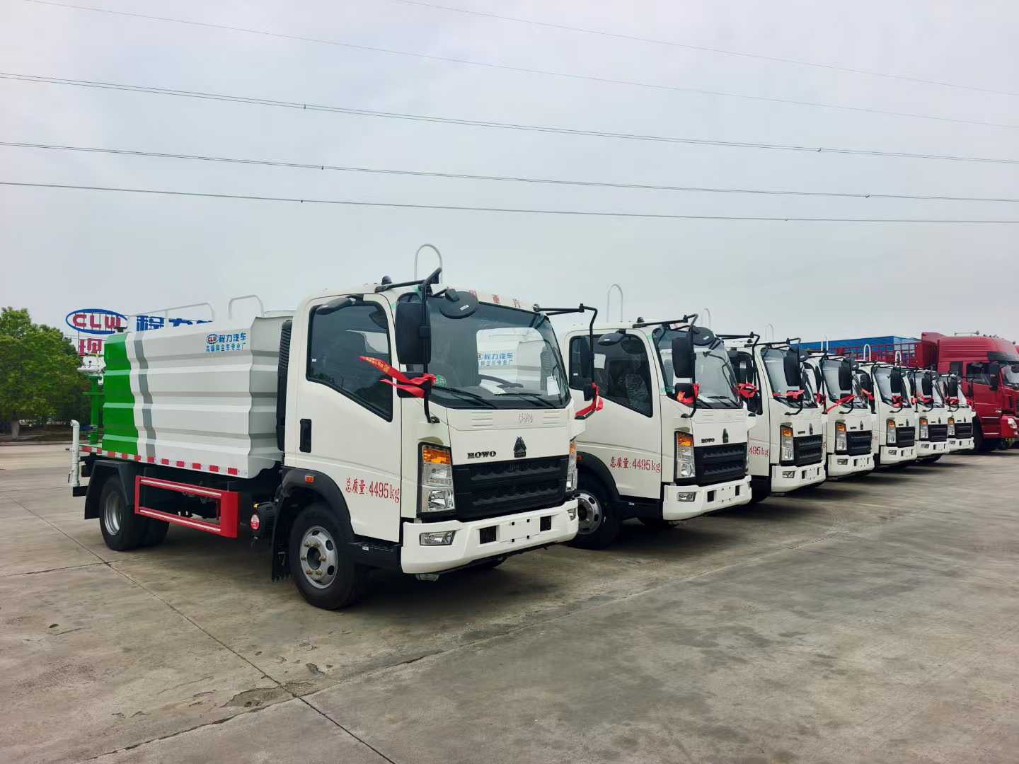 重汽豪沃國六藍牌7方抑塵車發車