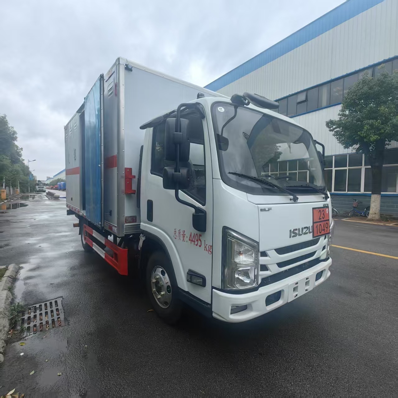 五十鈴拉氮氣帶尾板危險品車