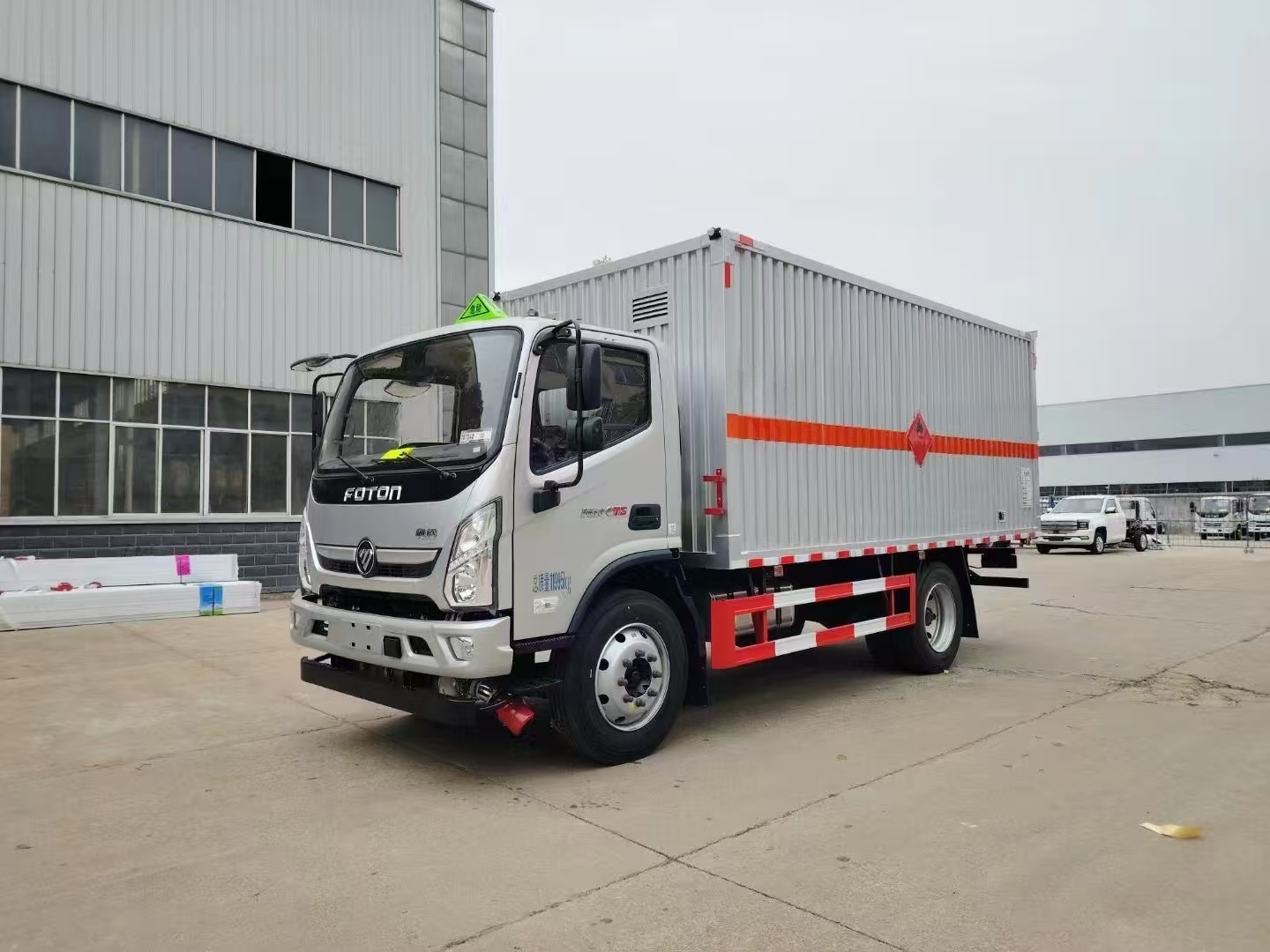 福田奧鈴5米1銀色瓦楞板危險品車