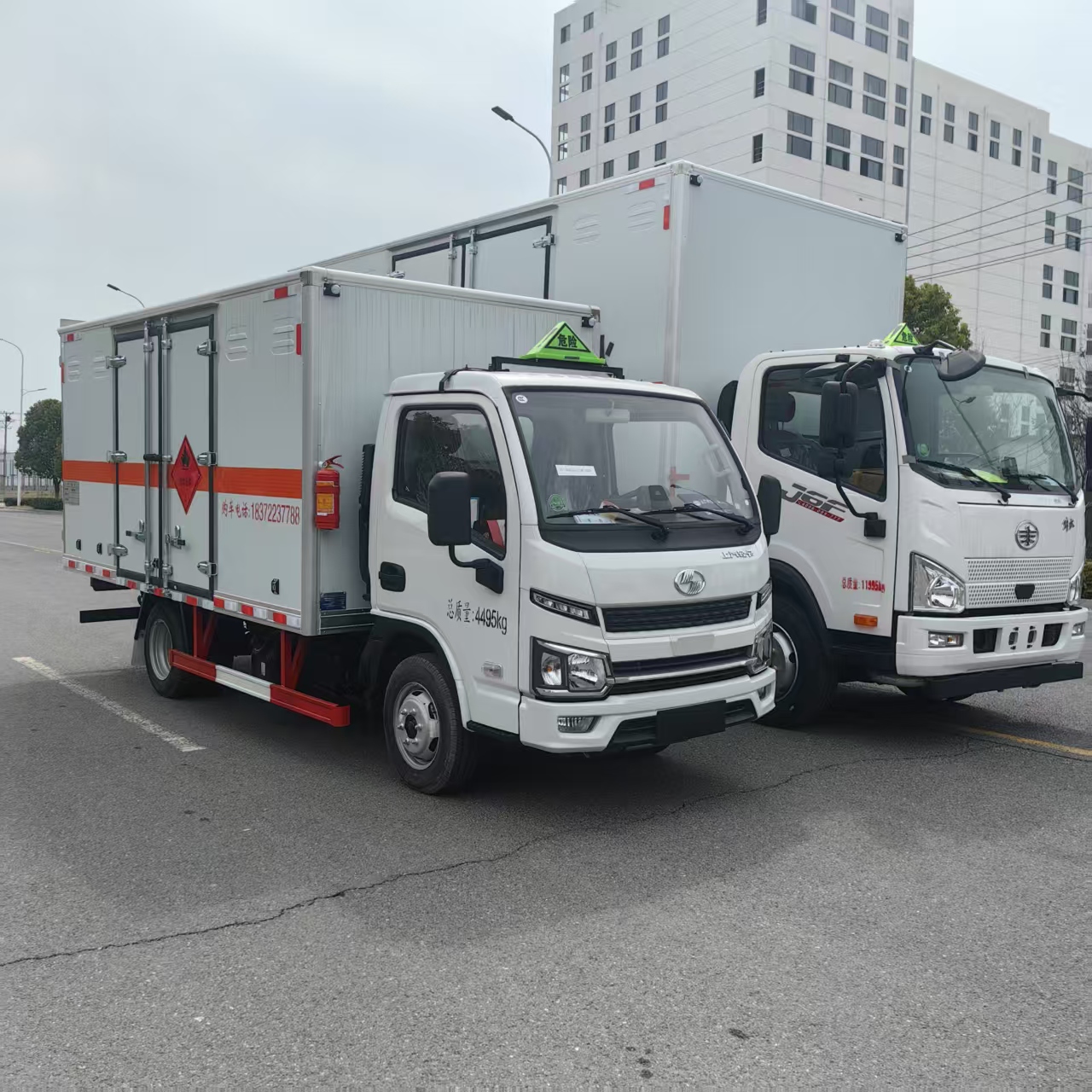 解放爆破車和躍進(jìn)易燃液體廂式車發(fā)車