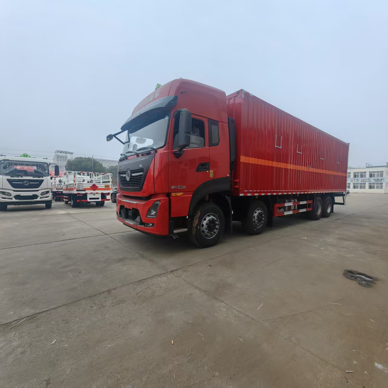 東風天龍前四后八紅色危險品車