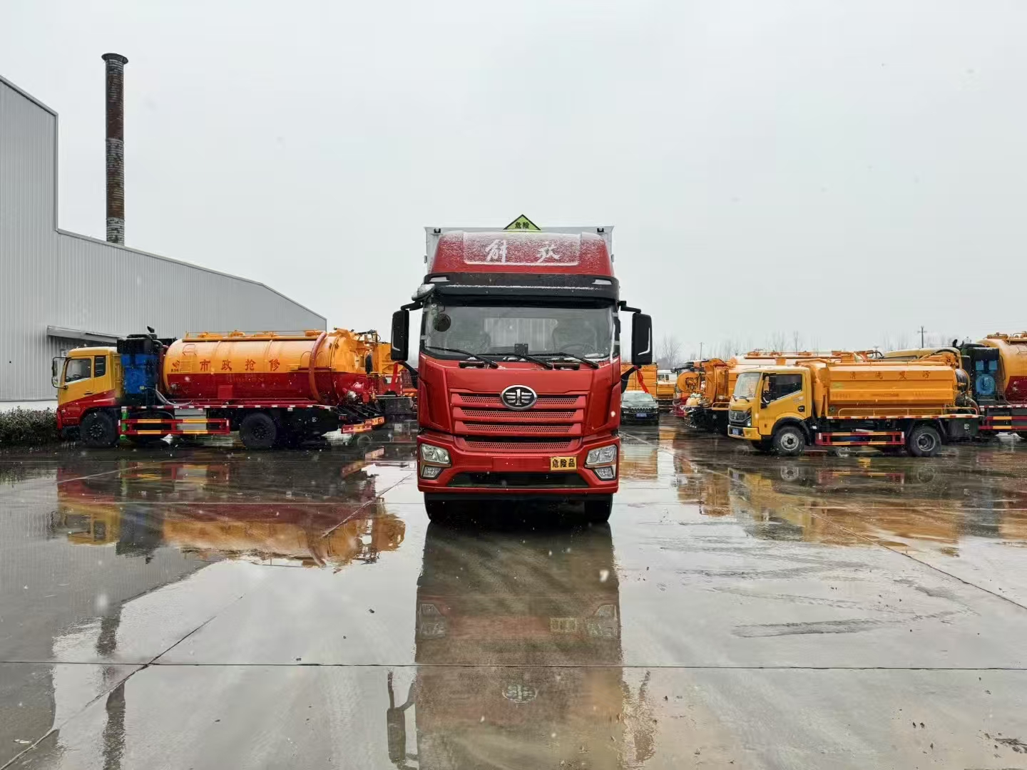 解放JK6三軸帶左右開門危險品車