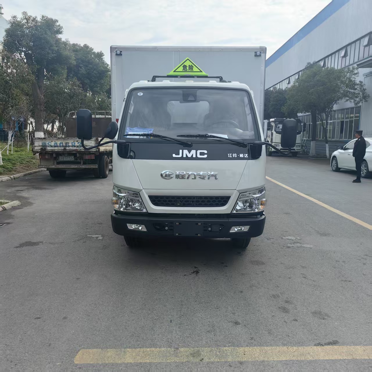 江鈴順達藍牌易燃液體廂式車發車