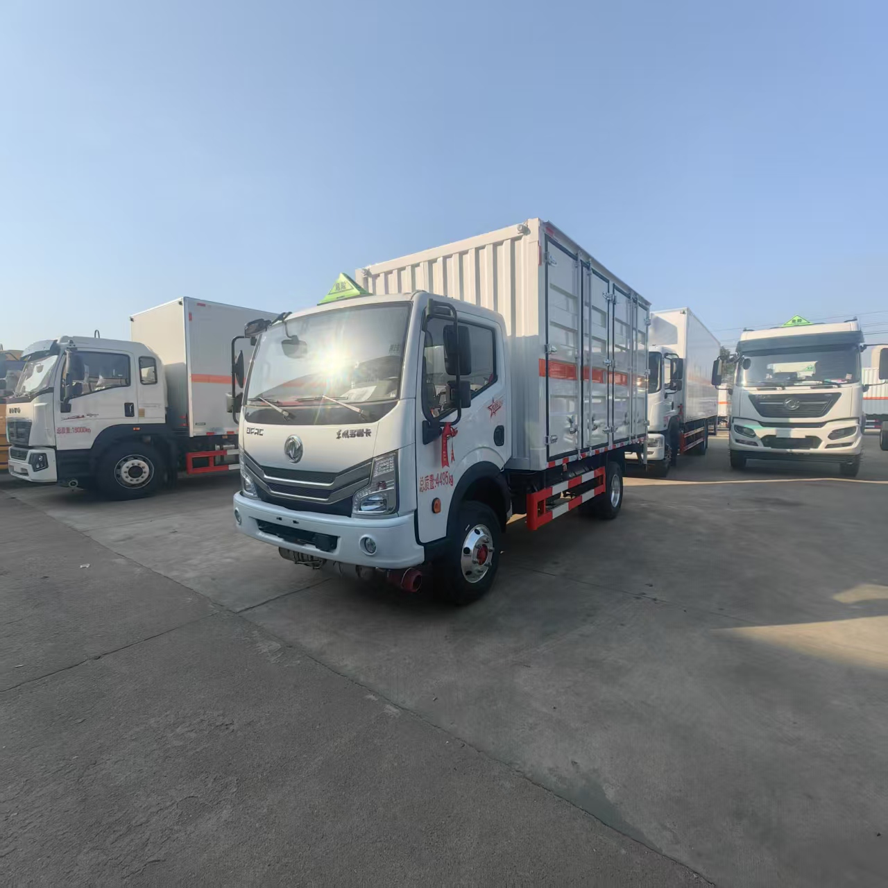 東風多利卡藍牌全開門危險品車