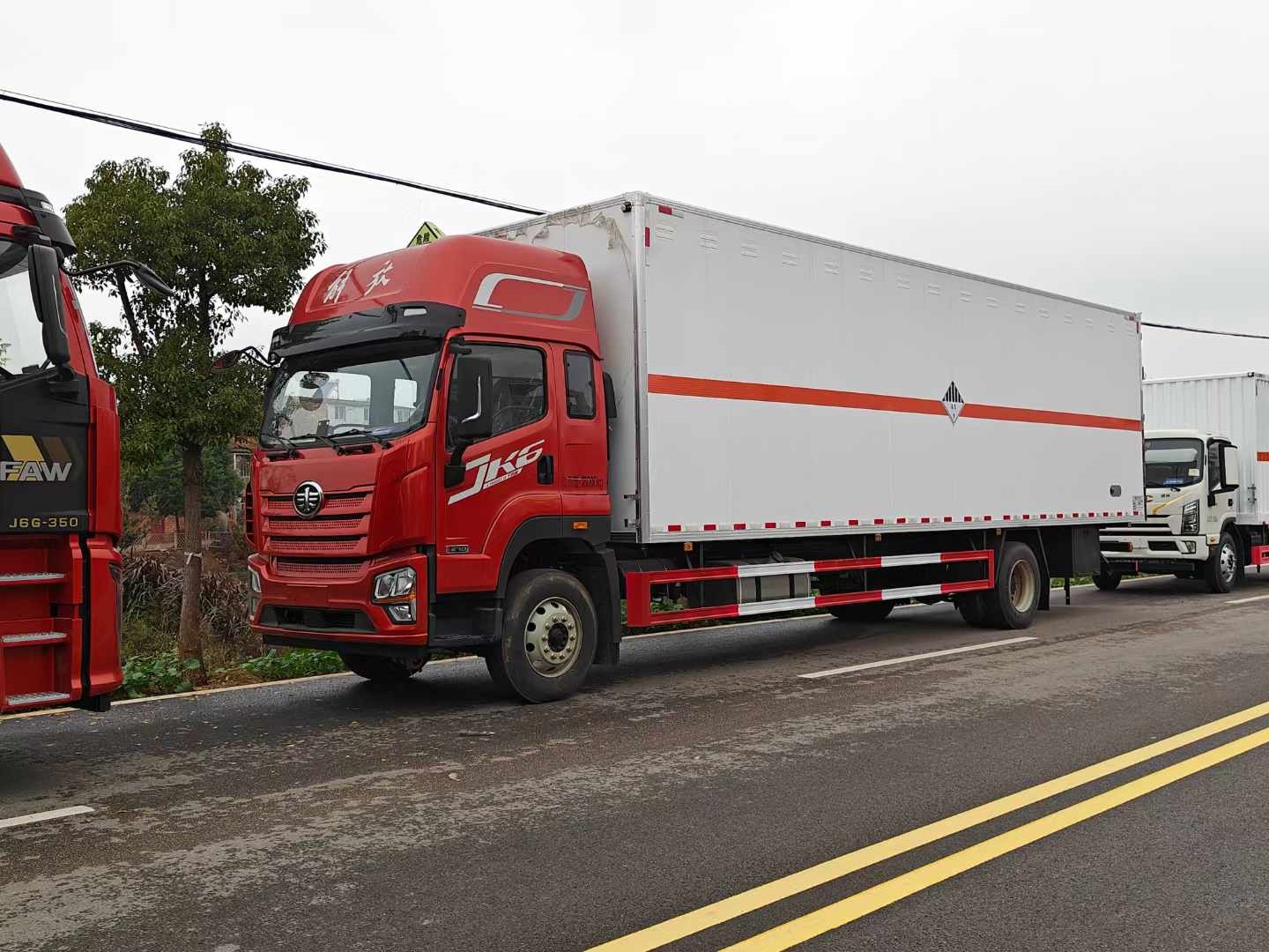 解放JK6國六9米6雜項危險品車