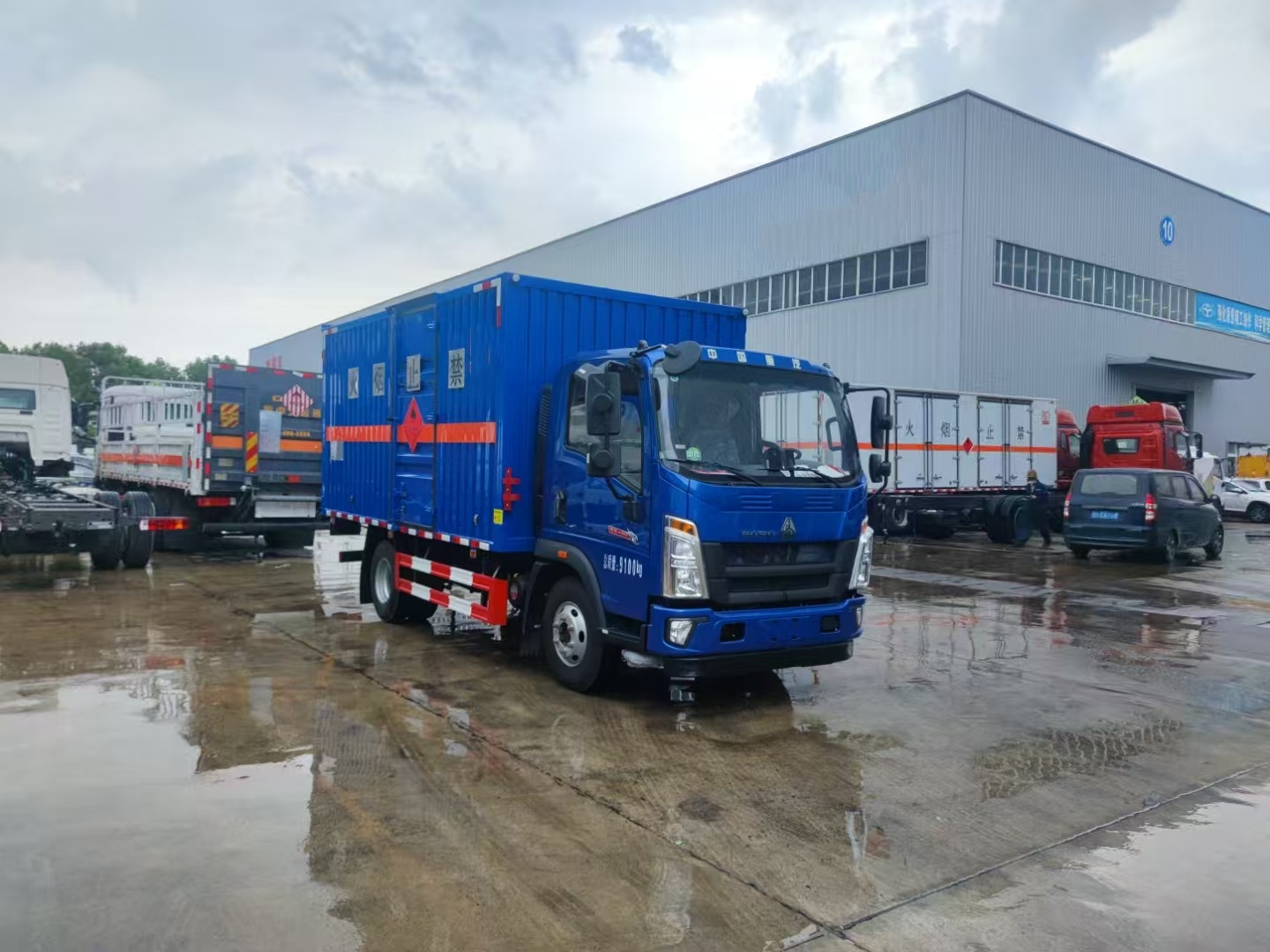 重汽5噸藍色國六易燃氣體廂式運輸車