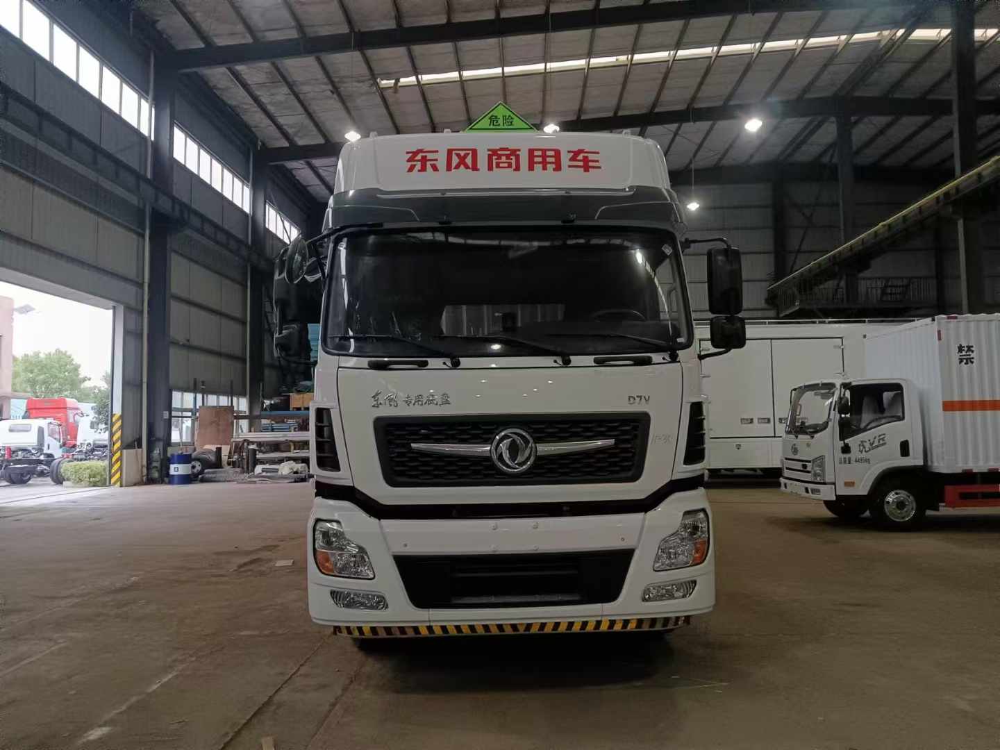 東風D7V國六9米6三類危險品車