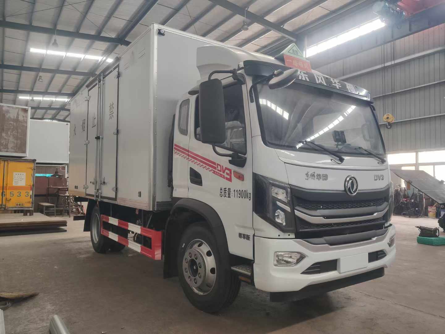 東風(fēng)華神國(guó)六排半爆破器材運(yùn)輸車