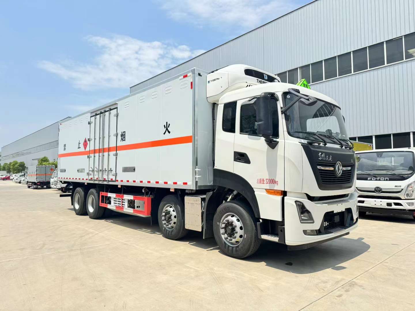 東風(fēng)天龍國六前四后八帶冷機危險品車