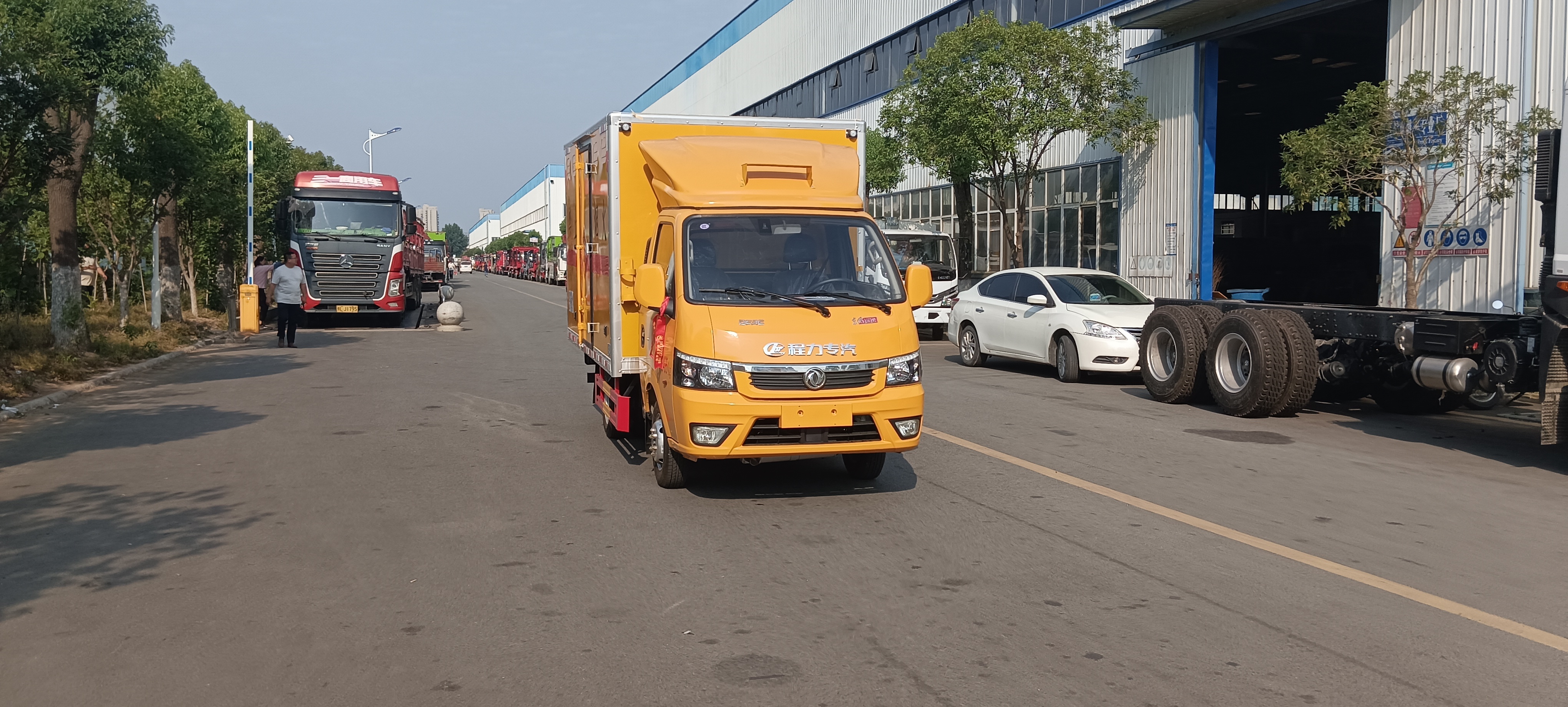 甘肅李總批量訂購(gòu)2臺(tái)東風(fēng)途逸黃色易燃液體廂式運(yùn)輸車