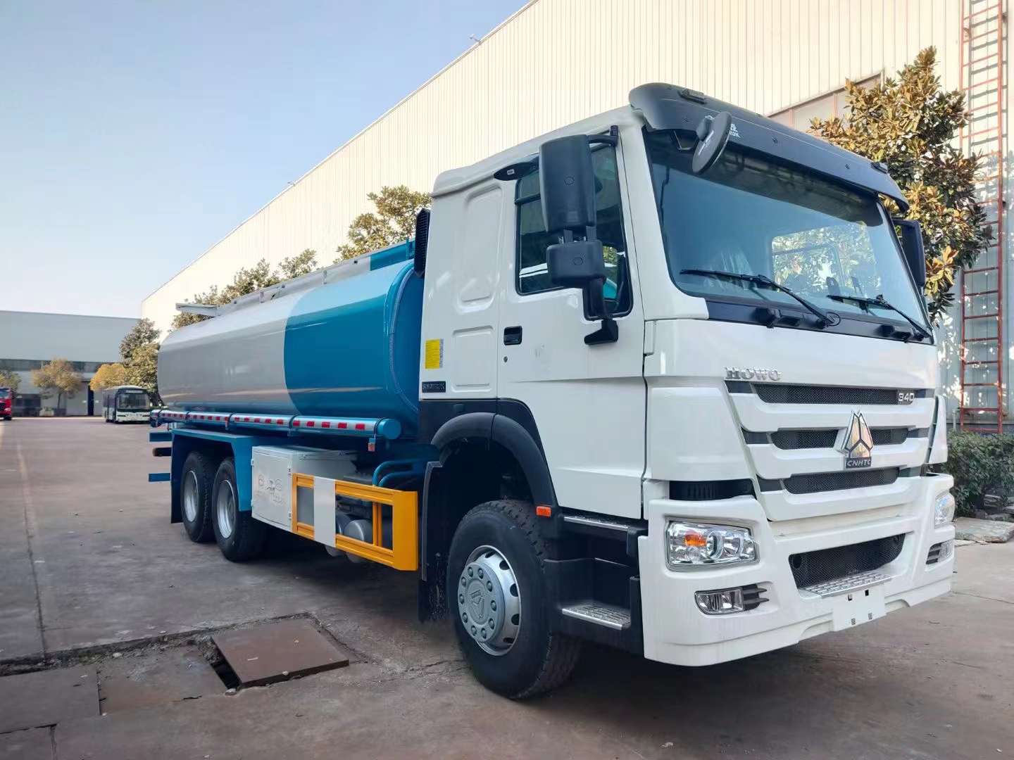 重汽后雙橋出口油罐車