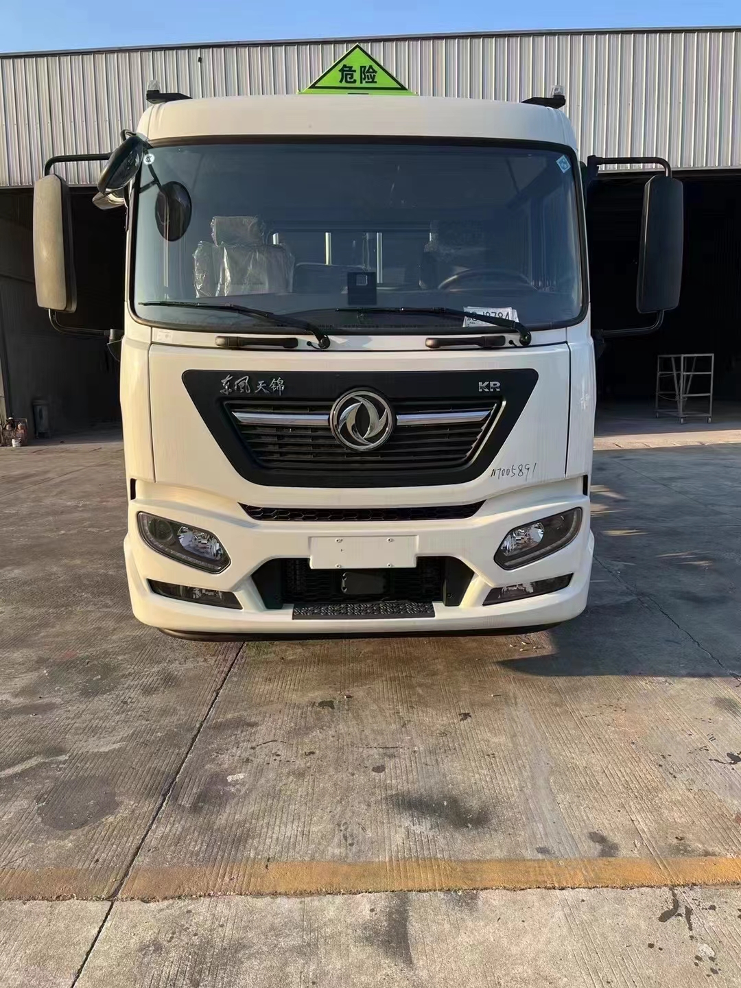 東風天錦經濟實惠款危險品車——龍擎220馬力