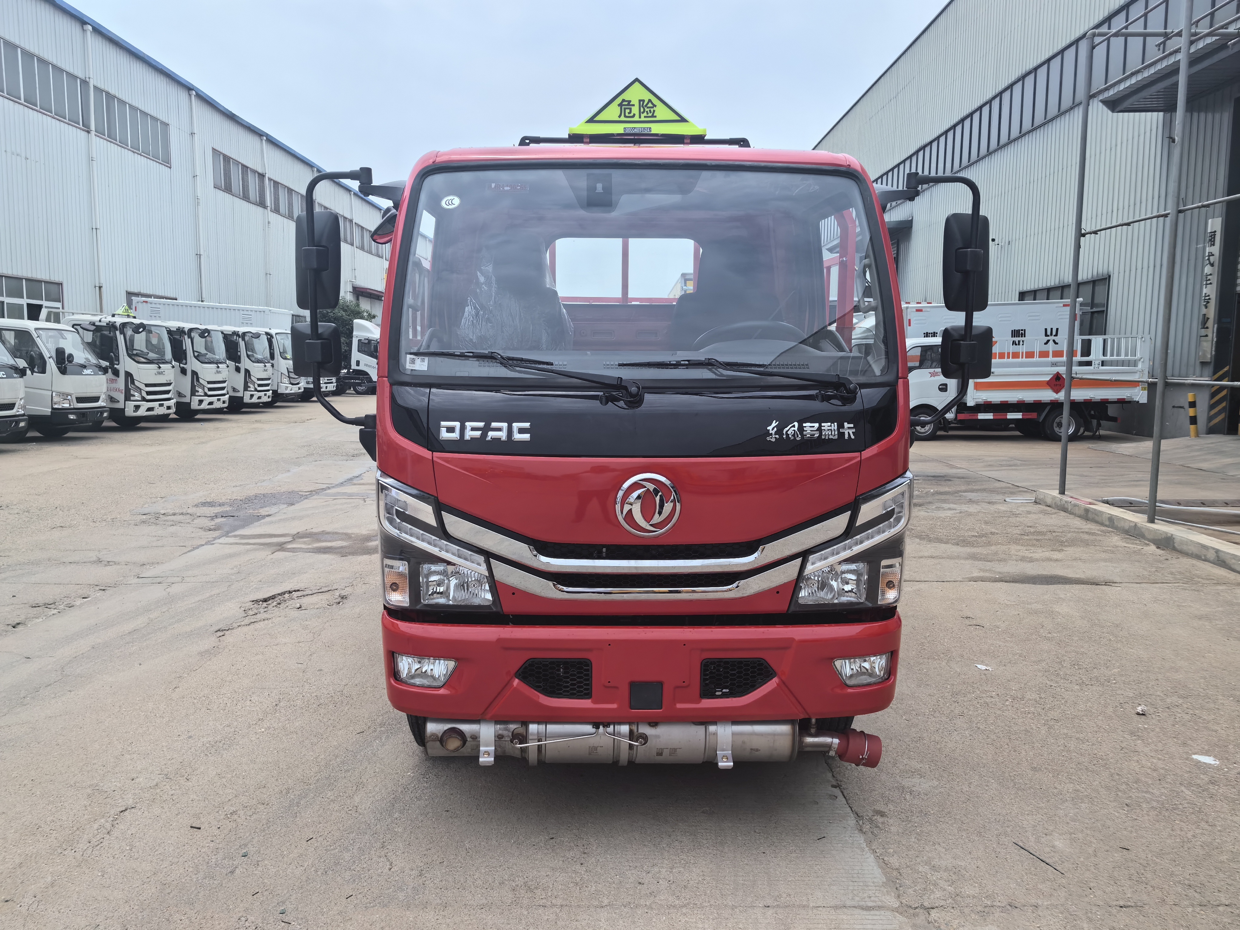 藍牌車型——東風多利卡紅色氣瓶車