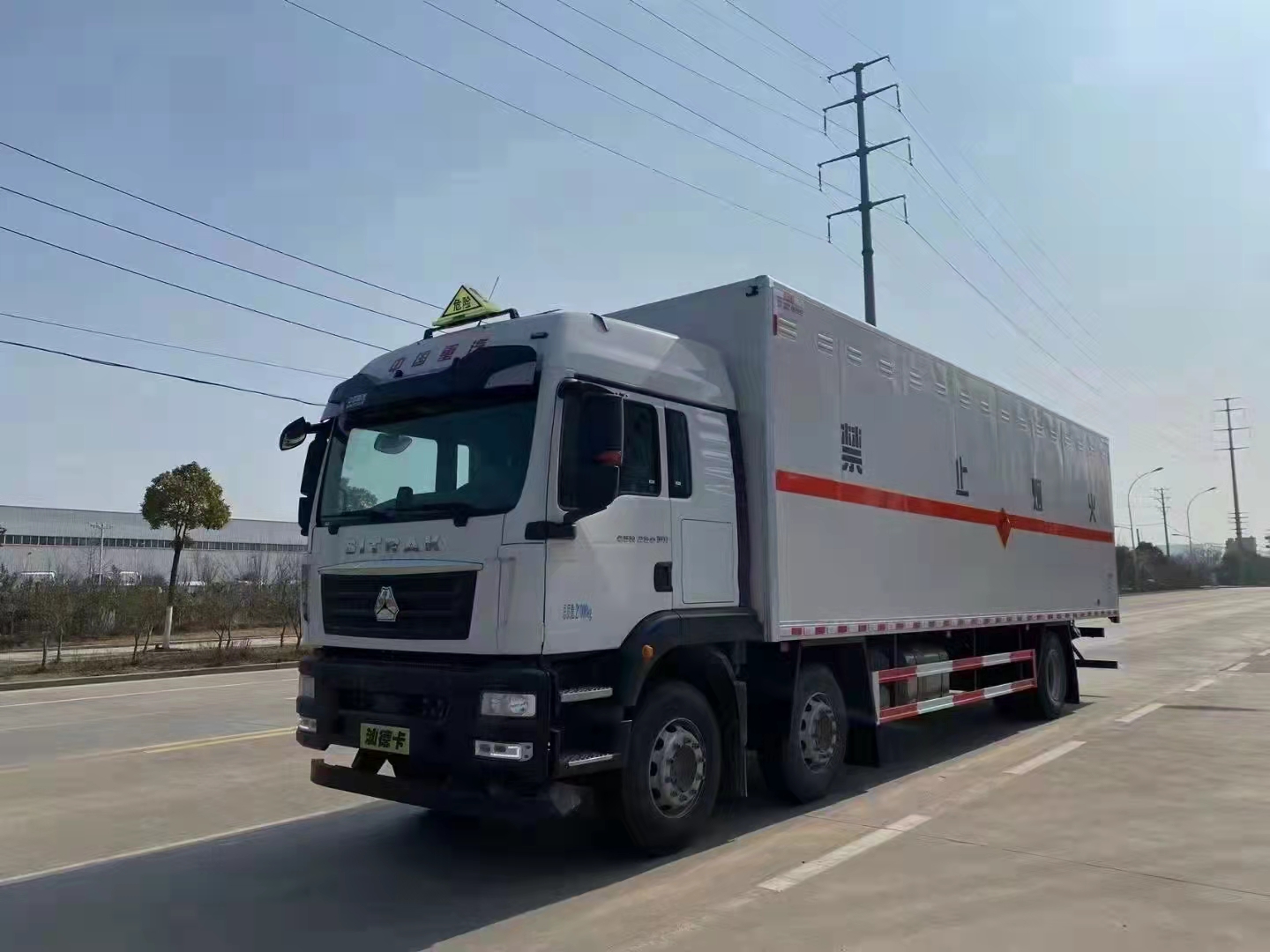 汕德卡三軸350馬力爆破器材運輸車