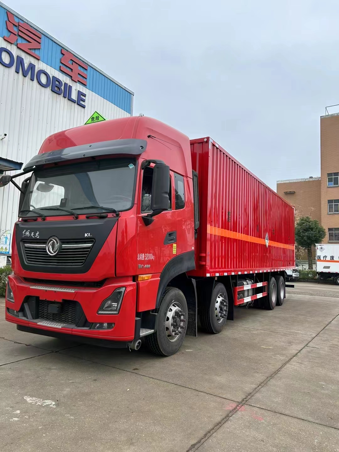 東風(fēng)天龍紅色前四后八國六瓦楞板危險品車