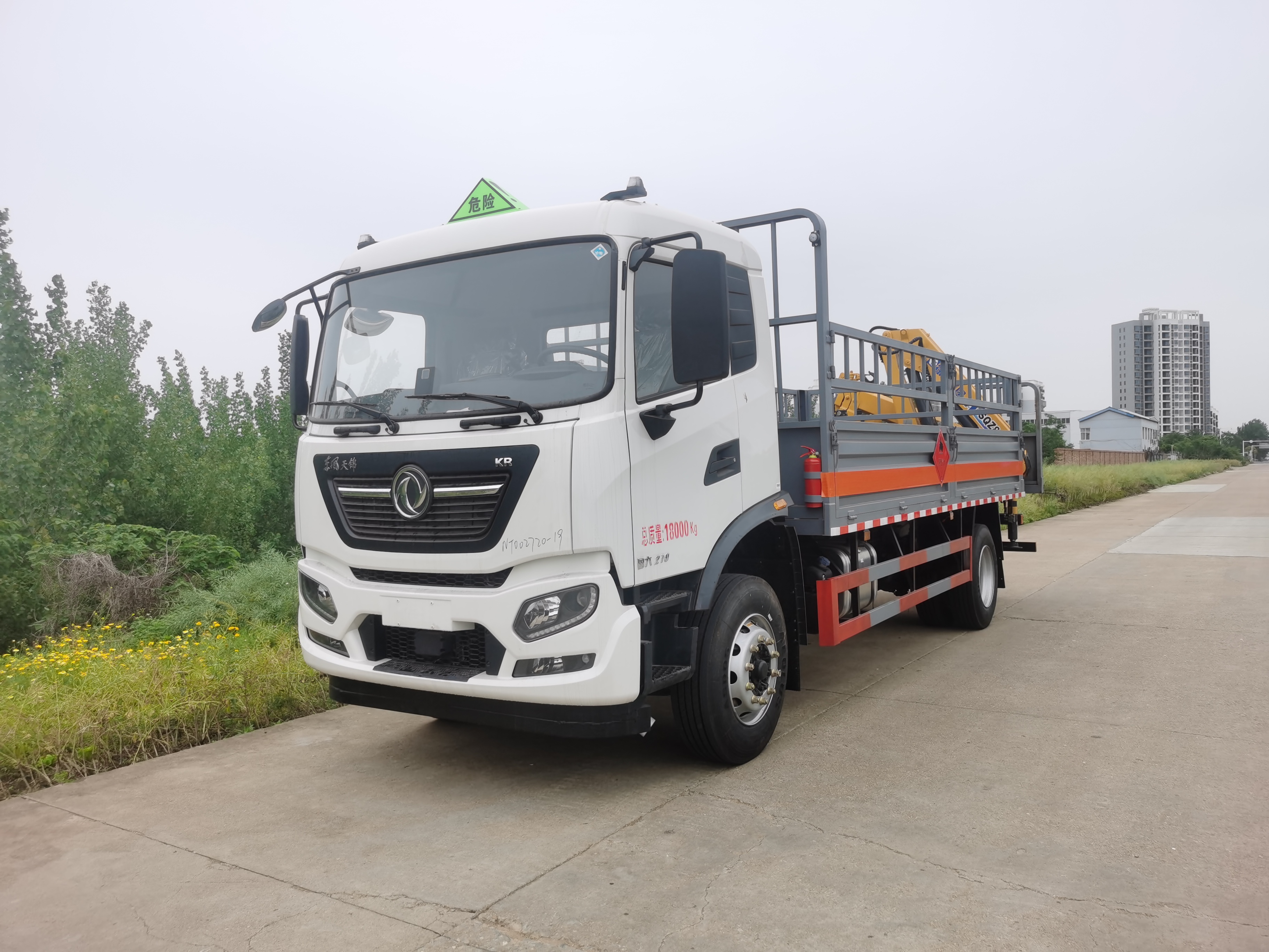 東風(fēng)天錦單橋10噸國(guó)六后置吊機(jī)氣瓶運(yùn)輸車