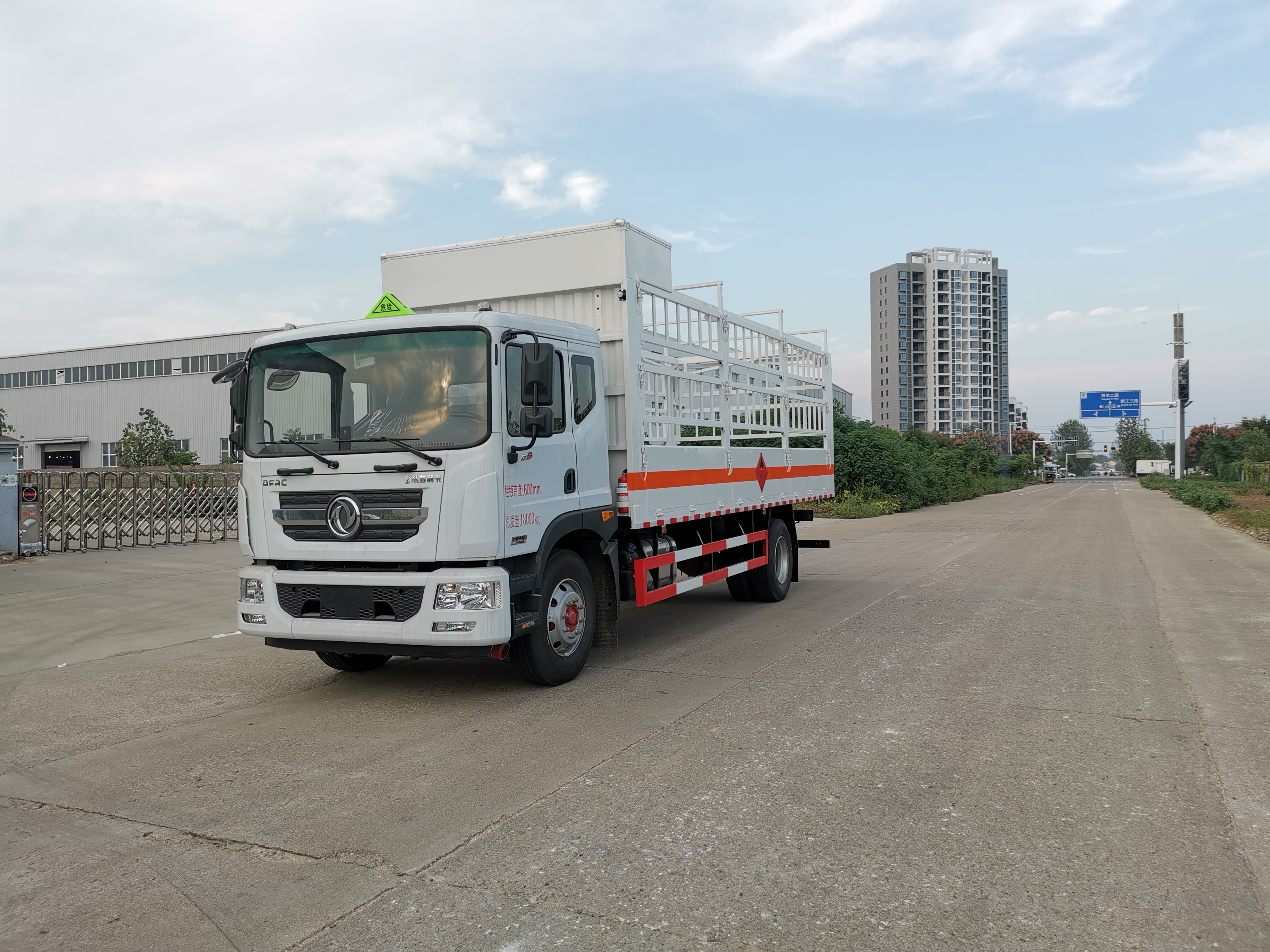 東風(fēng)D9帶滑道吊機(jī)氣瓶車
