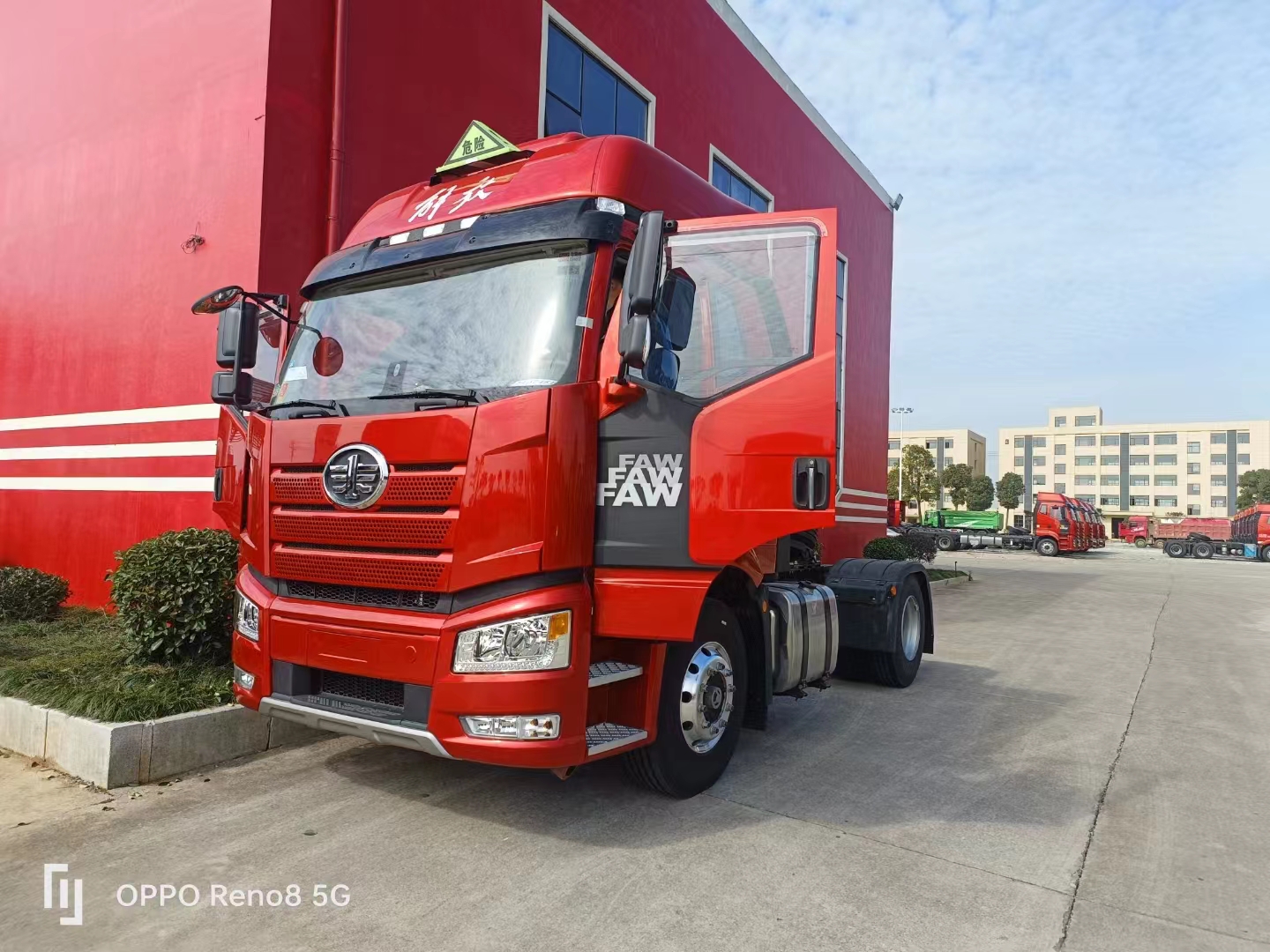 解放牽引頭帶骨架半掛車