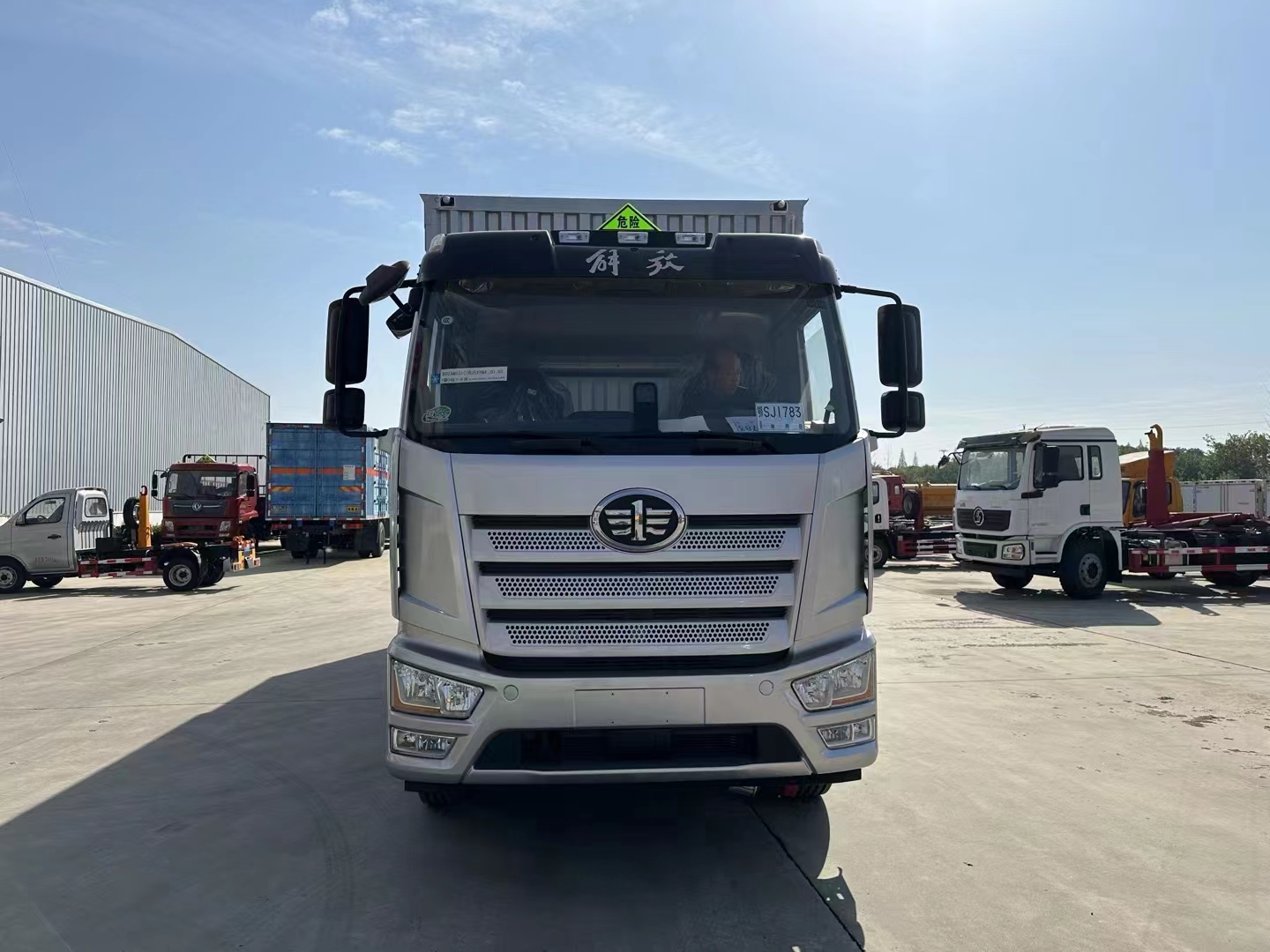 解放J6L國六銀色帶左右開門危險(xiǎn)品廂式運(yùn)輸車