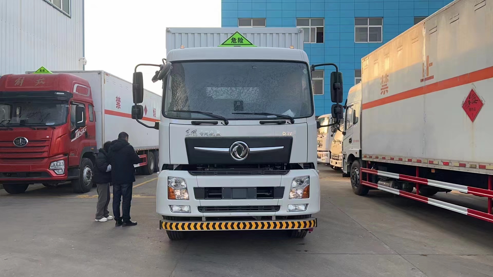 東風(fēng)DV3國六三軸9米6瓦楞板危險(xiǎn)品車