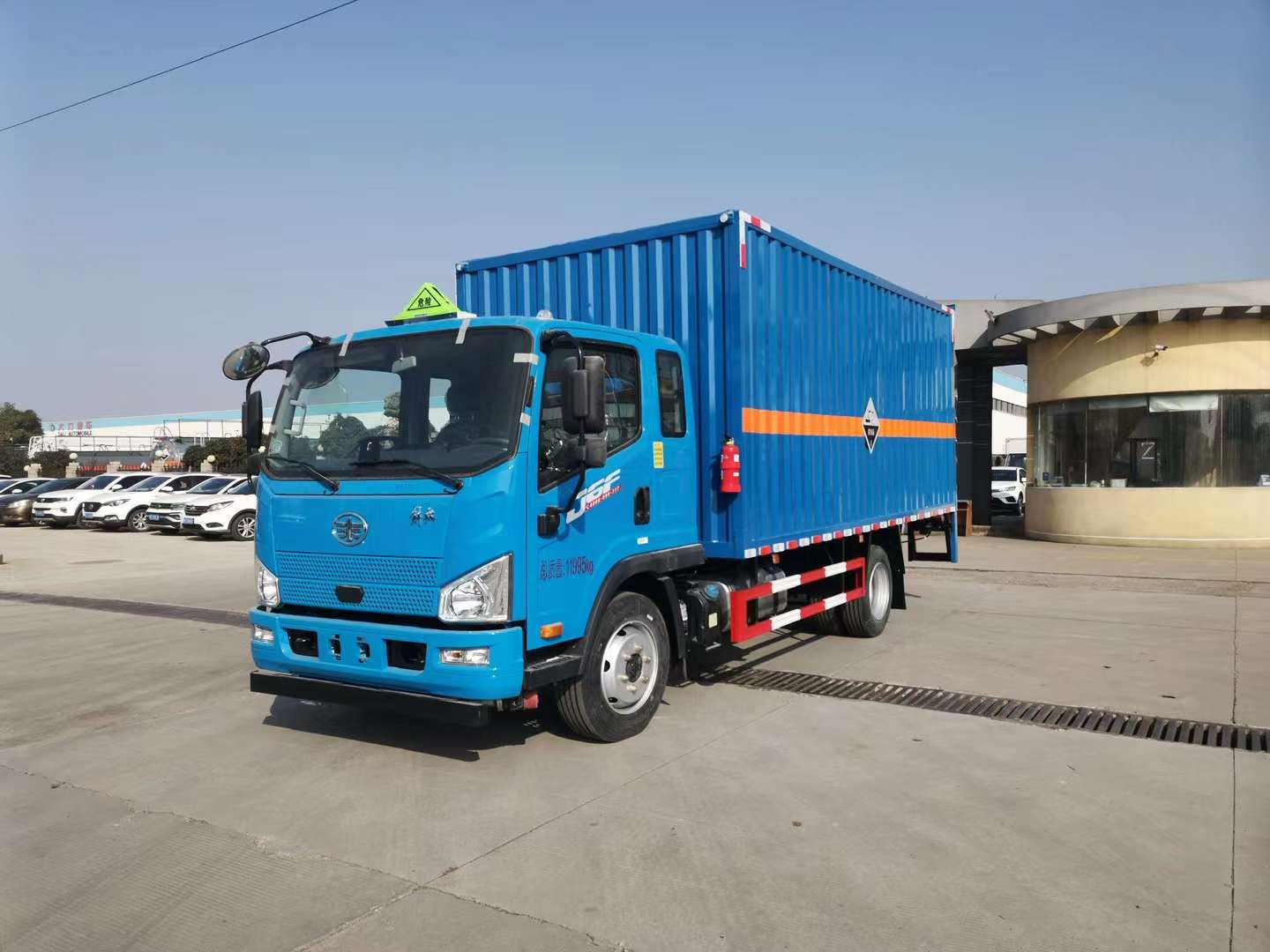 解放J6F國六瓦楞板排半危險品車