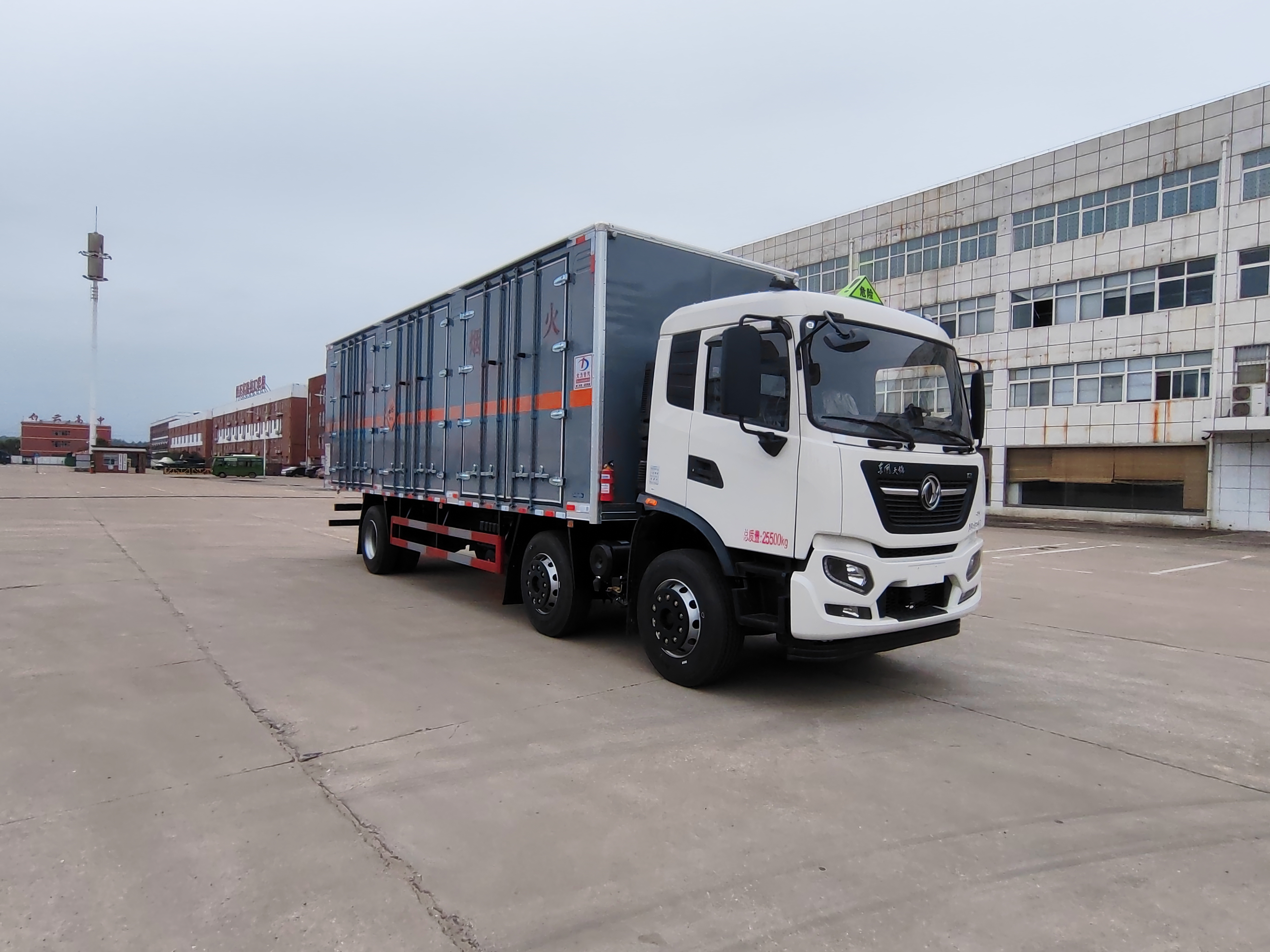 東風天錦三軸帶左右開門危險品車