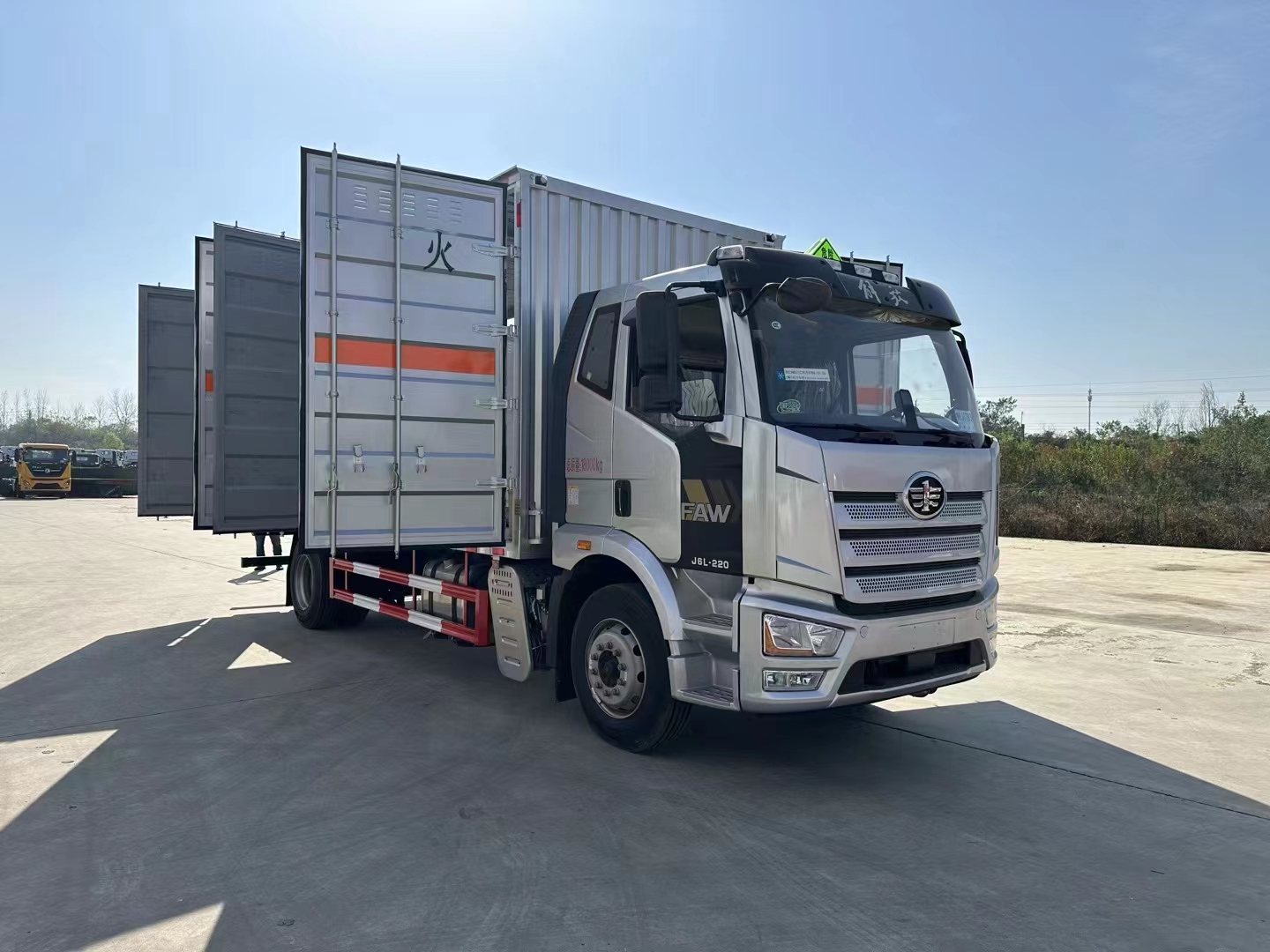 解放J6L國六帶左右開門危險(xiǎn)品車（銀色）