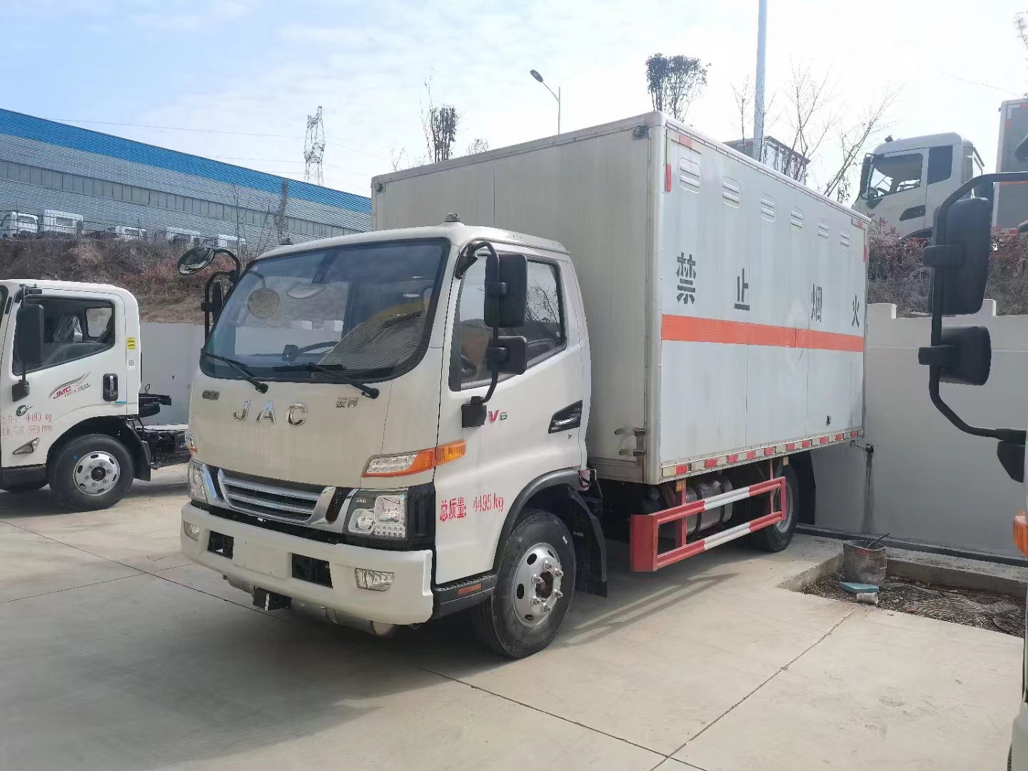 江淮單排帶臥鋪危險(xiǎn)品車