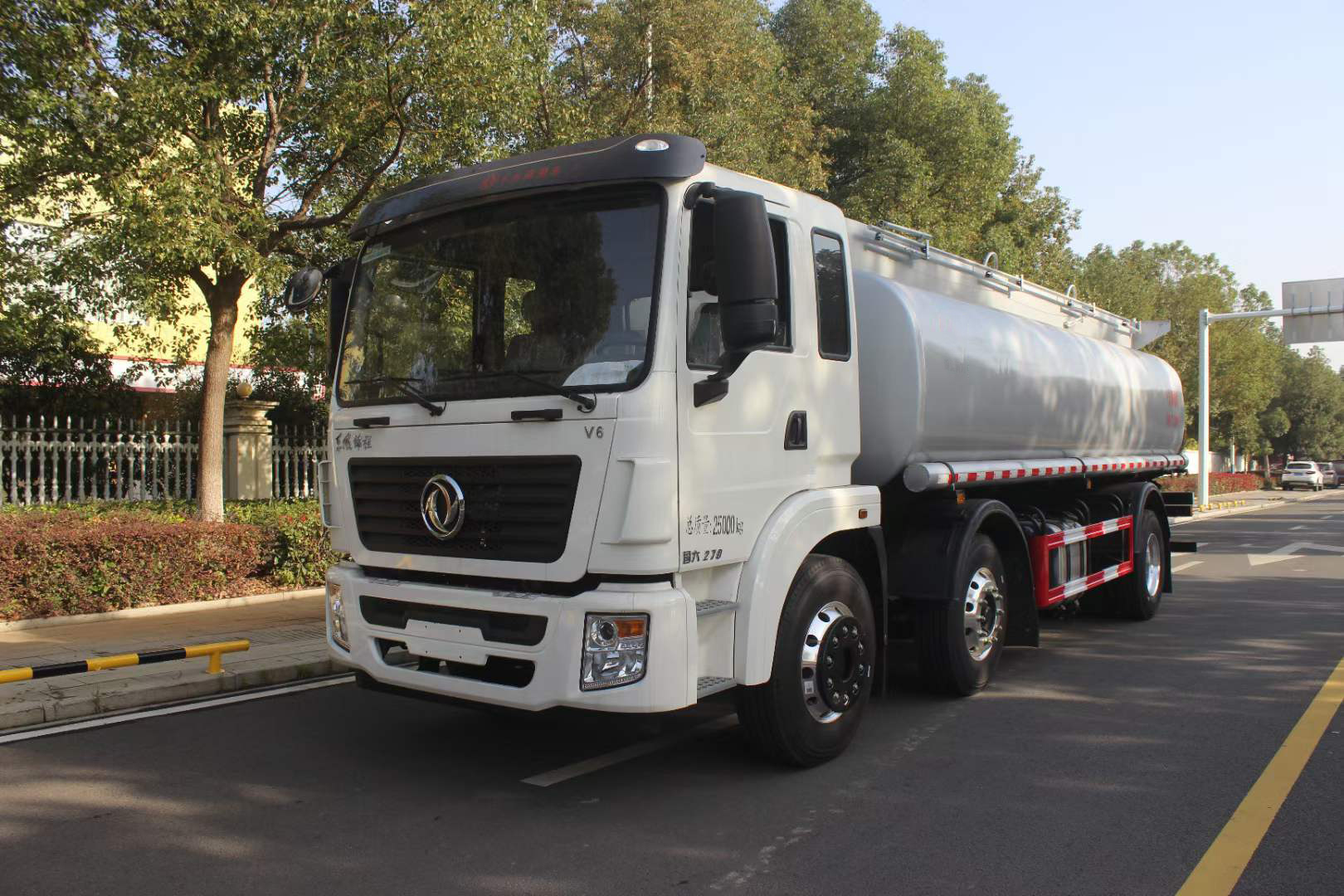 東風(fēng)錦程V6三軸國(guó)六普通液體罐式車