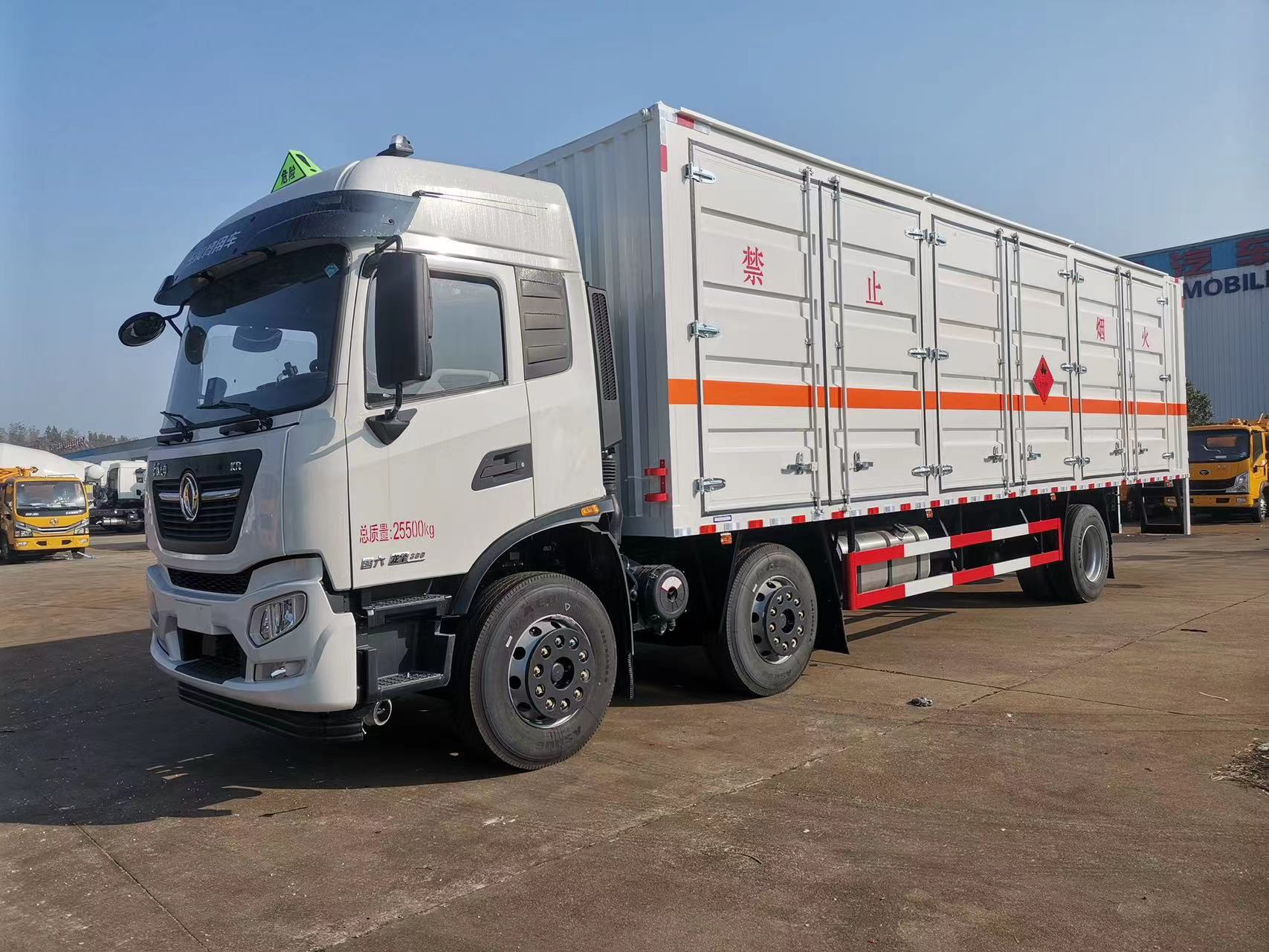 天錦三軸高頂雙臥7米7雜項(xiàng)危險(xiǎn)品車